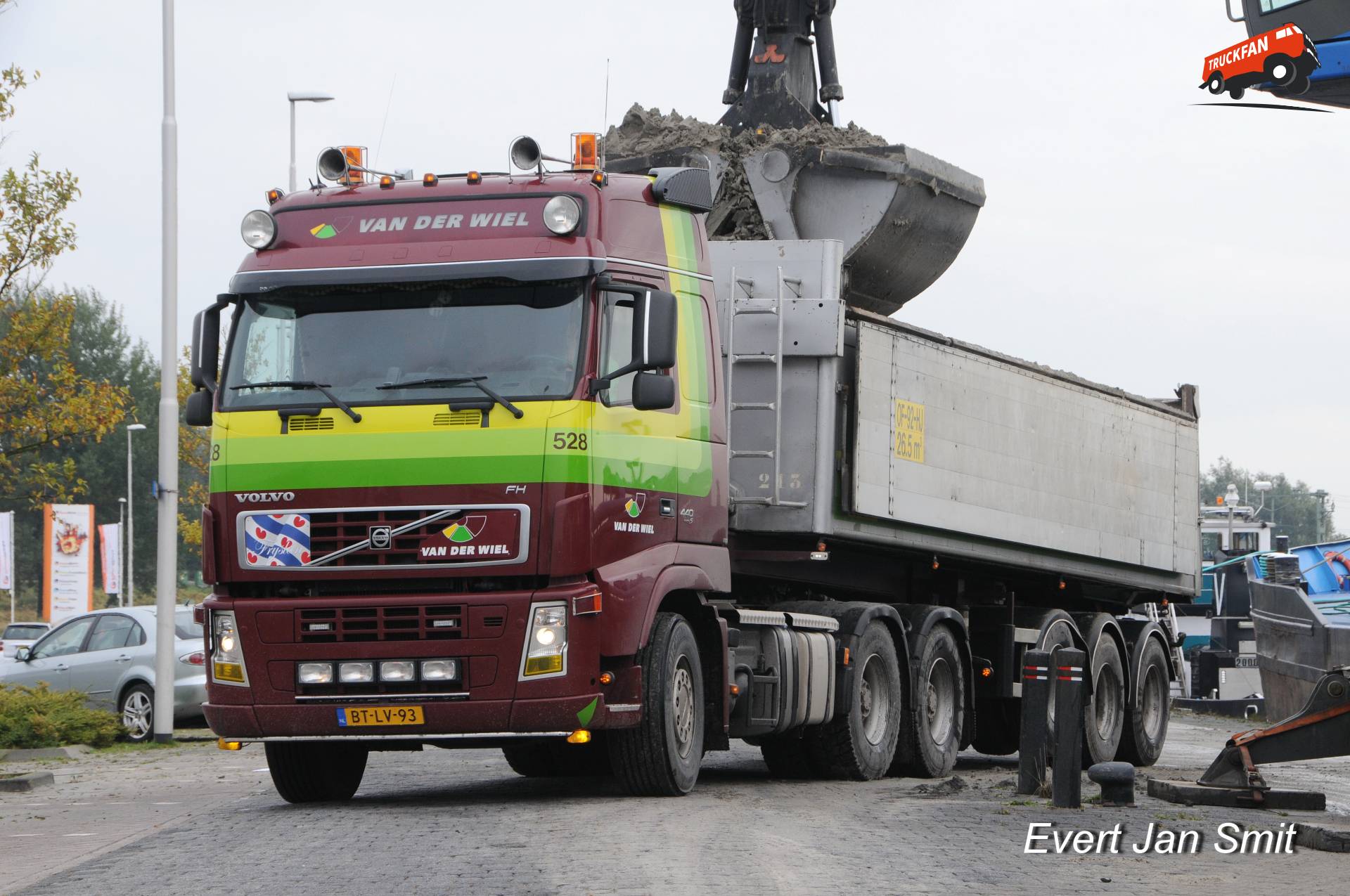 Volvo FH2-440 vrachtwagen laden met zand