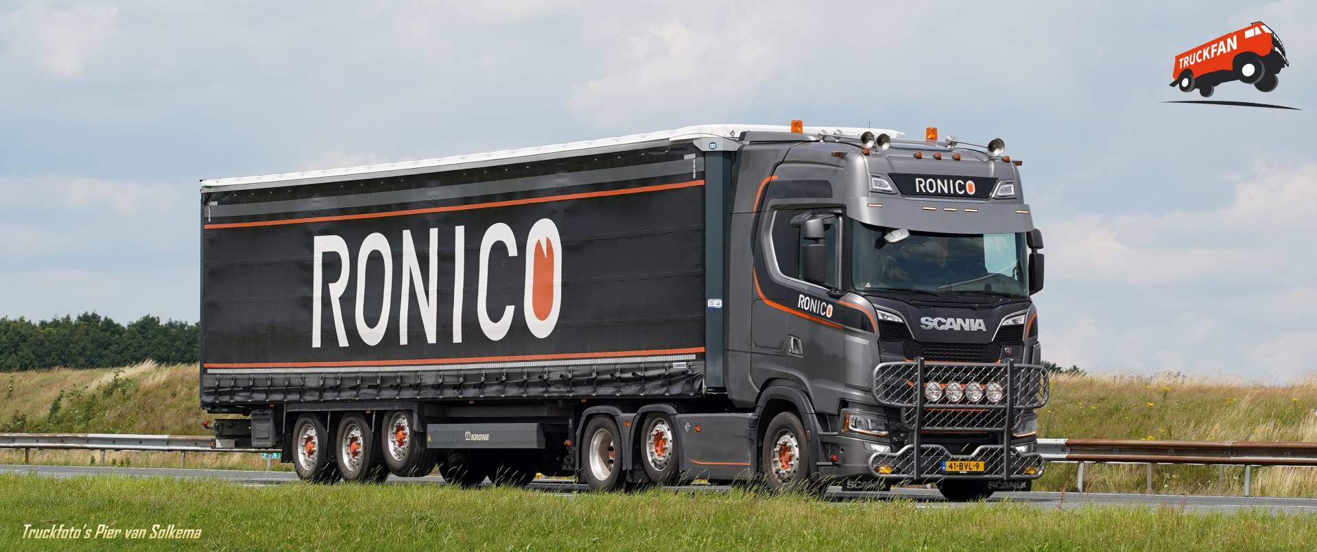 Scania S530 vrachtwagen van RONICO op de A7 bij Hoogezand