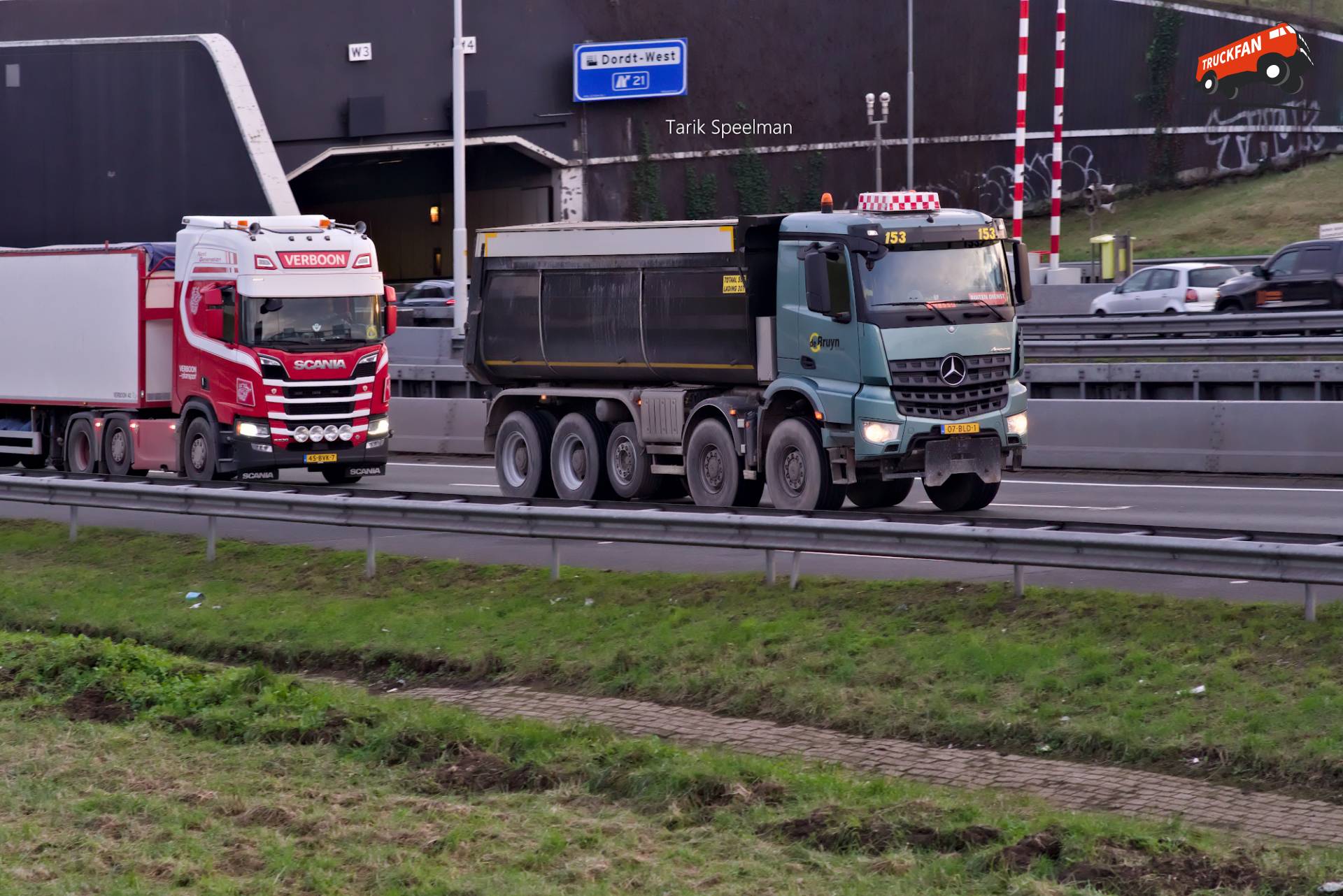 Mercedes-Benz Arocs kipper in actie op de A16