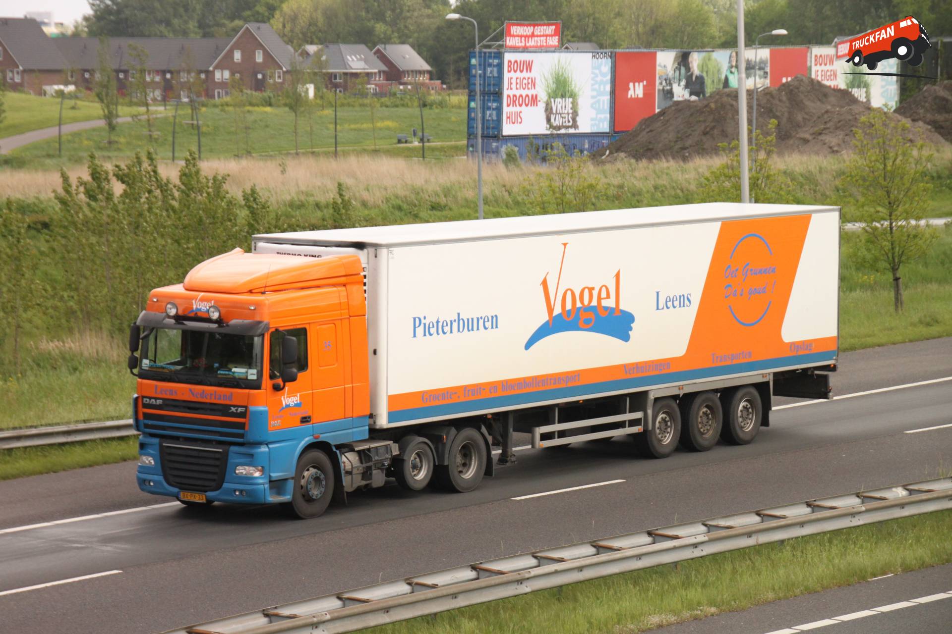 DAF XF105 vrachtwagen bij Vogel op 12 mei 2014