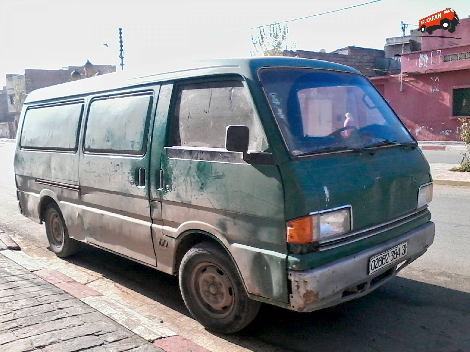 Mazda E2200 Van die in 2019 door de straten van Algerije reed