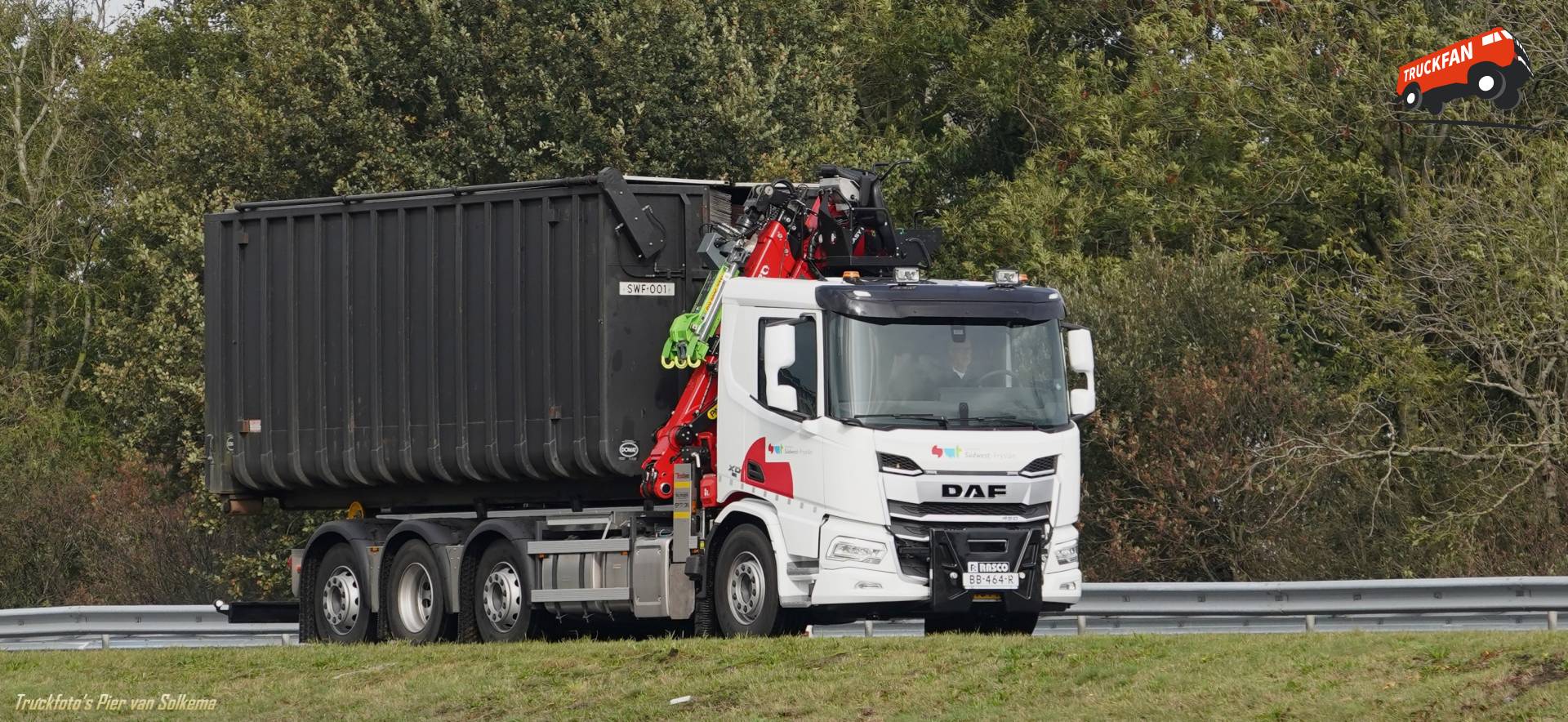 DAF XF truck met afzetbakken bij A7 Sneek