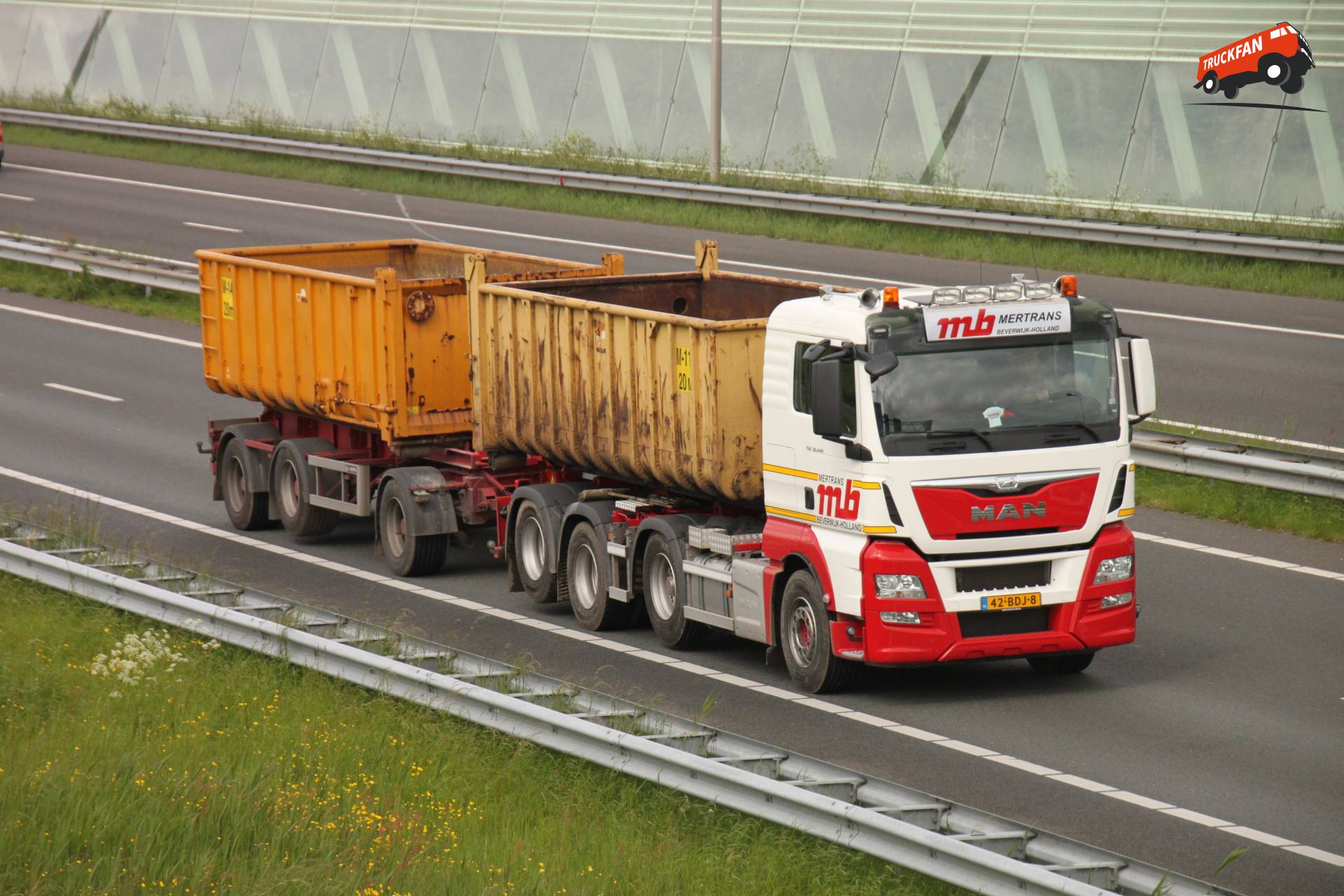 MAN TGX vrachtwagen van Mertrans op de weg