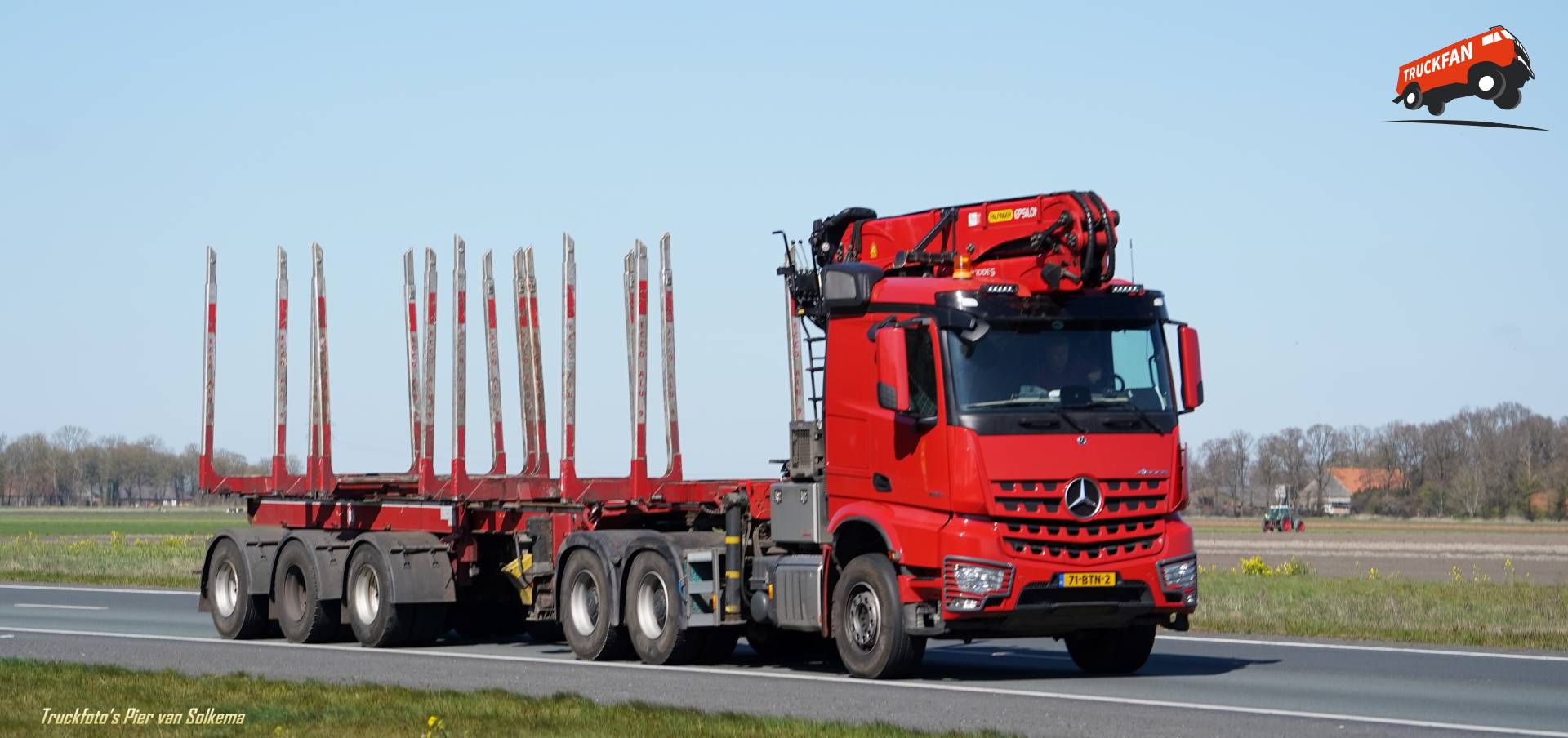 Machtige Mercedes Benz Arocs met Houttransport op de A6 Lemsterhop