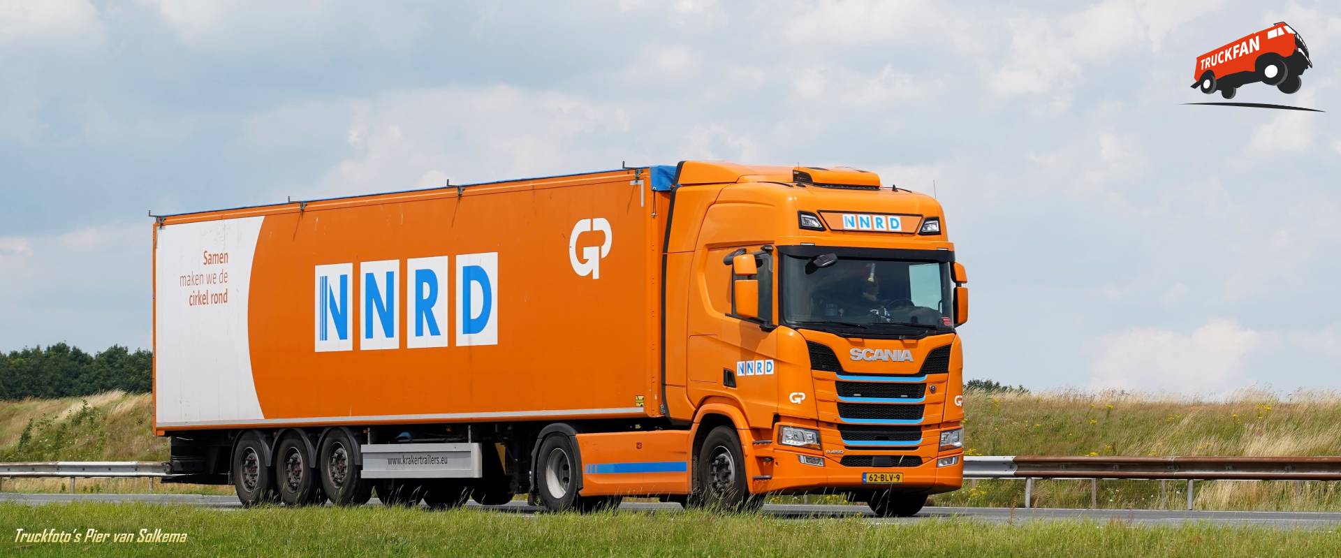 Scania R450 vrachtwagen van NNRD op de A7 bij Hoogezand