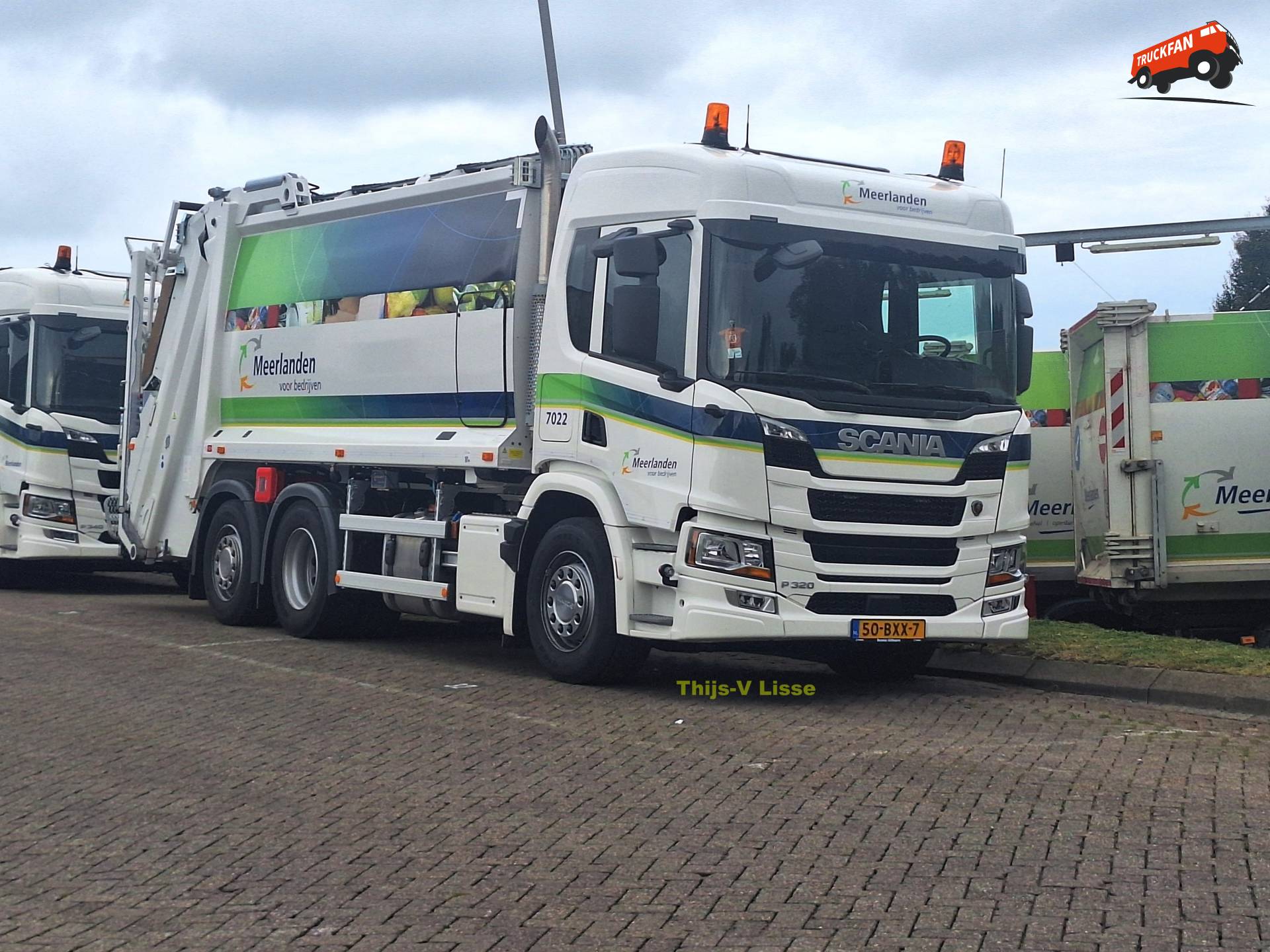 Scania P320 vuilniswagen van De Meerlanden Holding in actie bij Rijsenhout