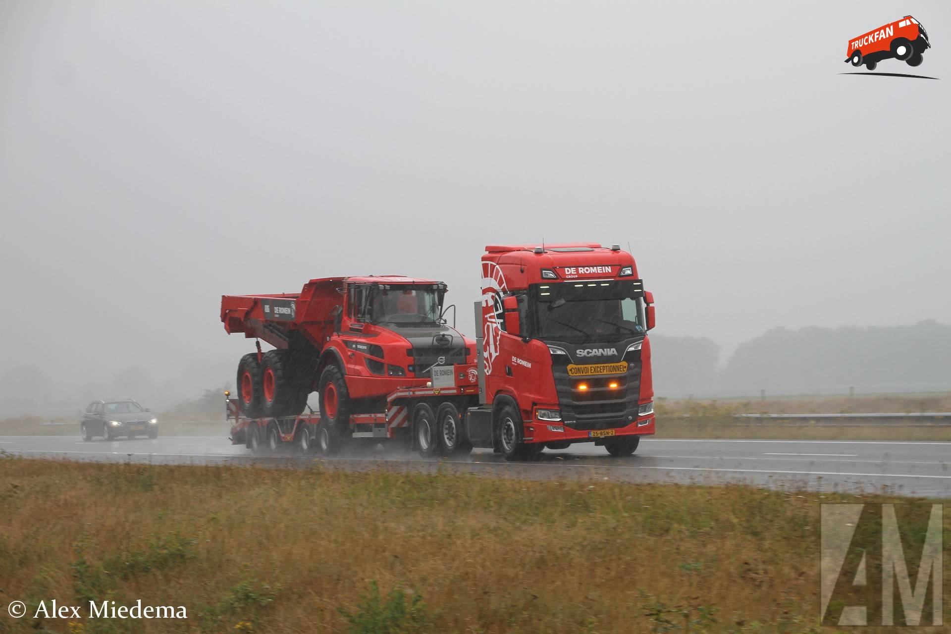 Broshuis semi-dieplader met Volvo A30G op A28 bij Beilen