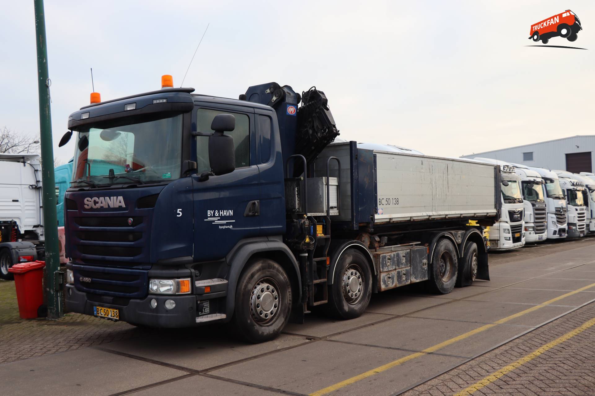 Kipper met kraan op Scania G450 bij Kleyn Trucks in Vuren