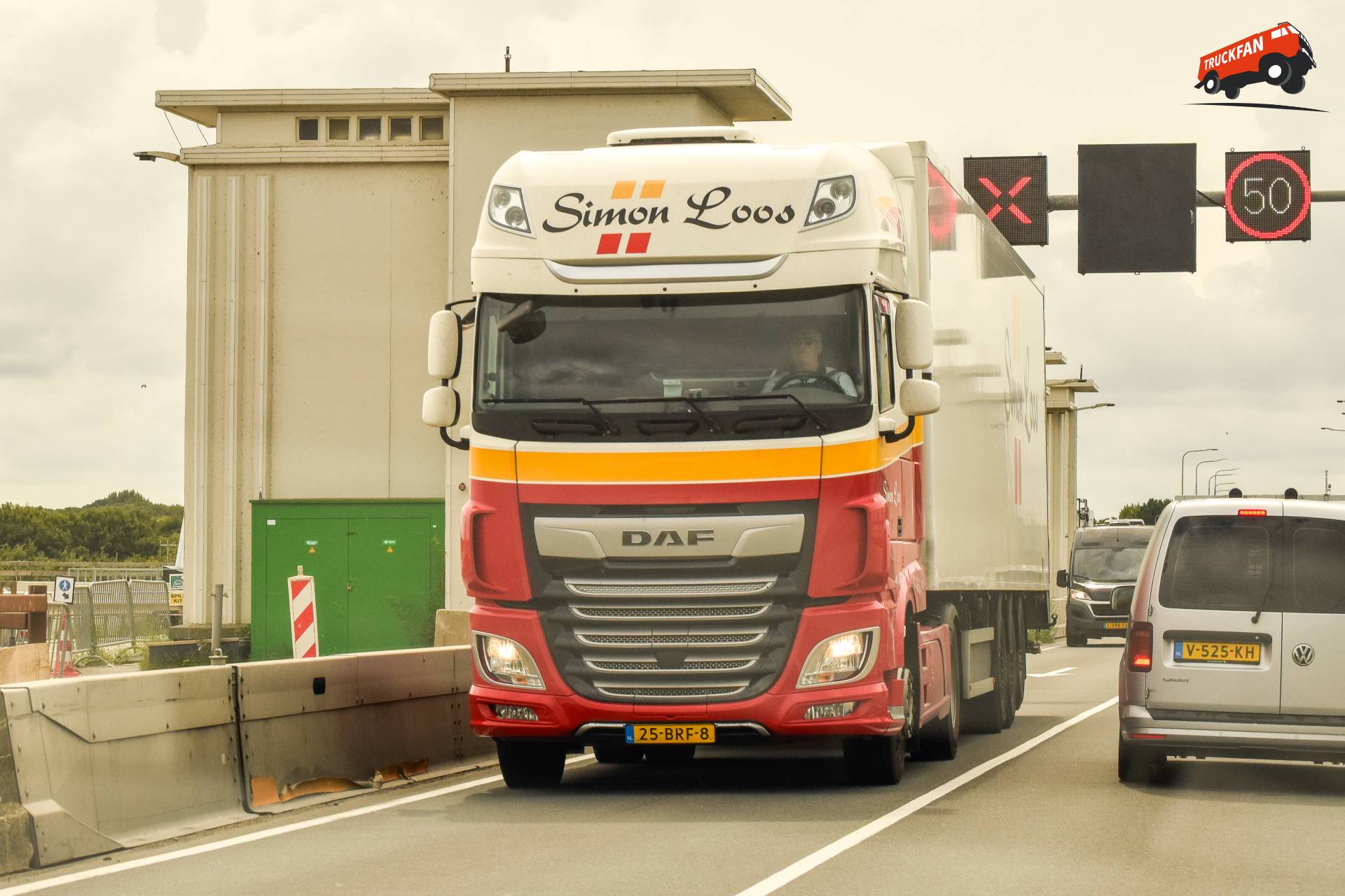 DAF XF Euro 6 truck bij de Stevinsluizen