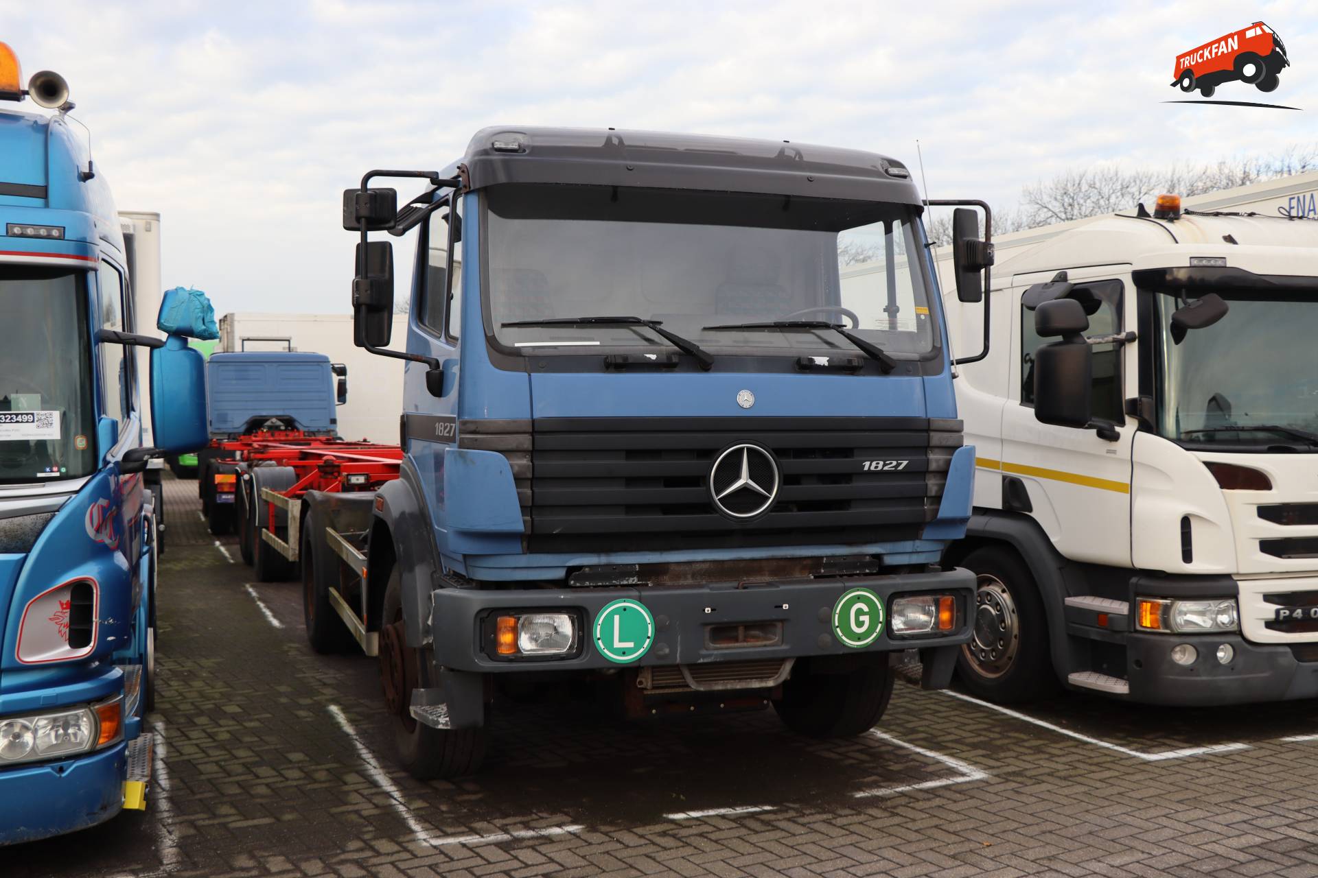 Mercedes-Benz SK94 1827 trekker met containeroplegger tussen vrachtwagens