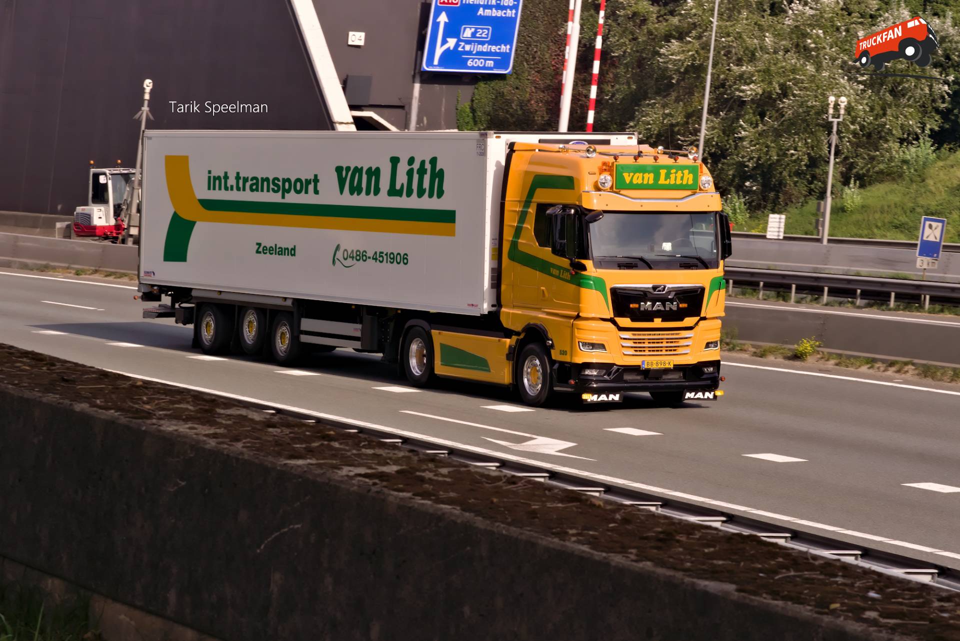 MAN TGX 3e generatie vrachtwagen van Van Lith op A16