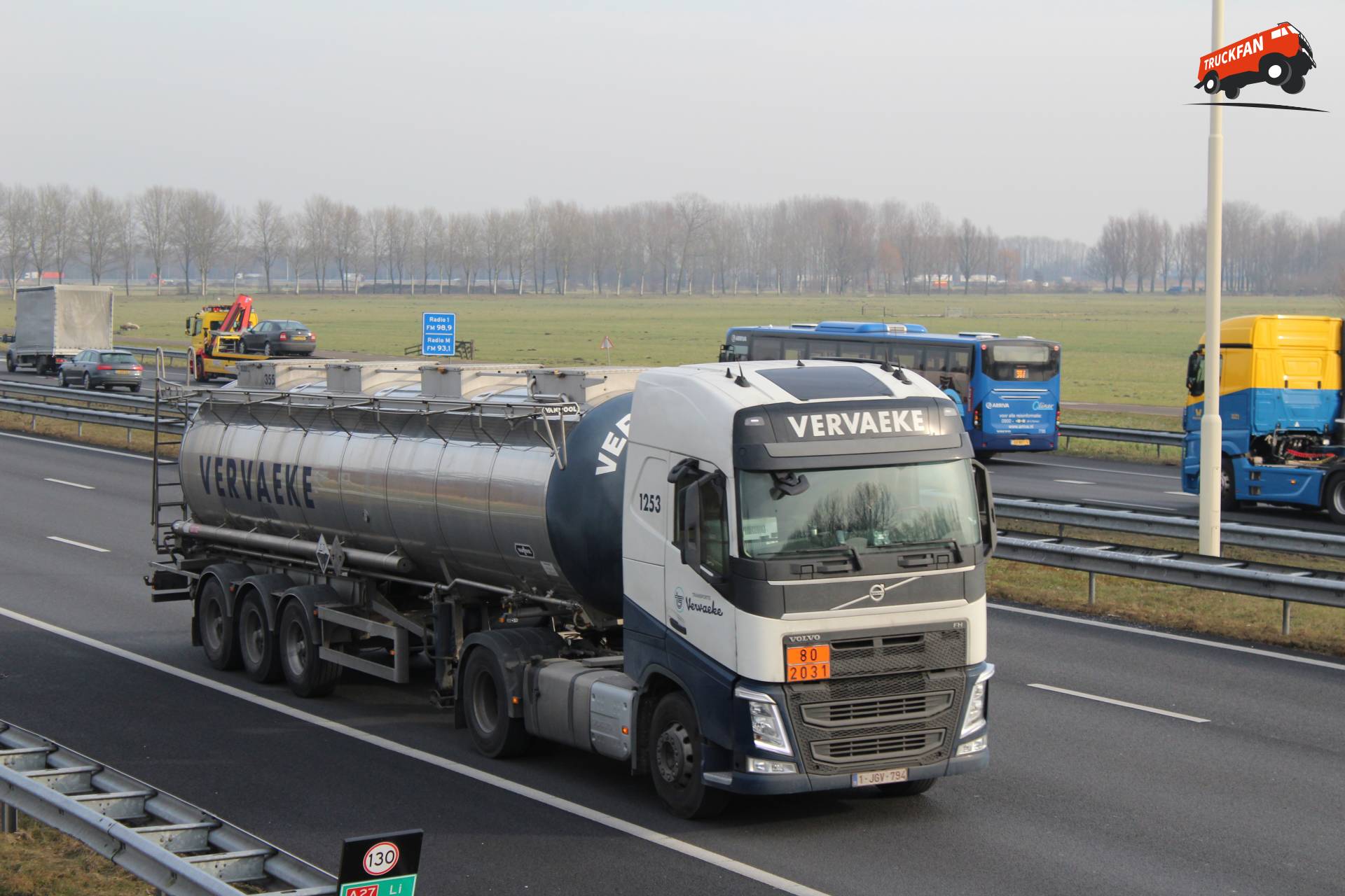 Volvo FH 4e generatie tanktransport langs de A27 in 2017