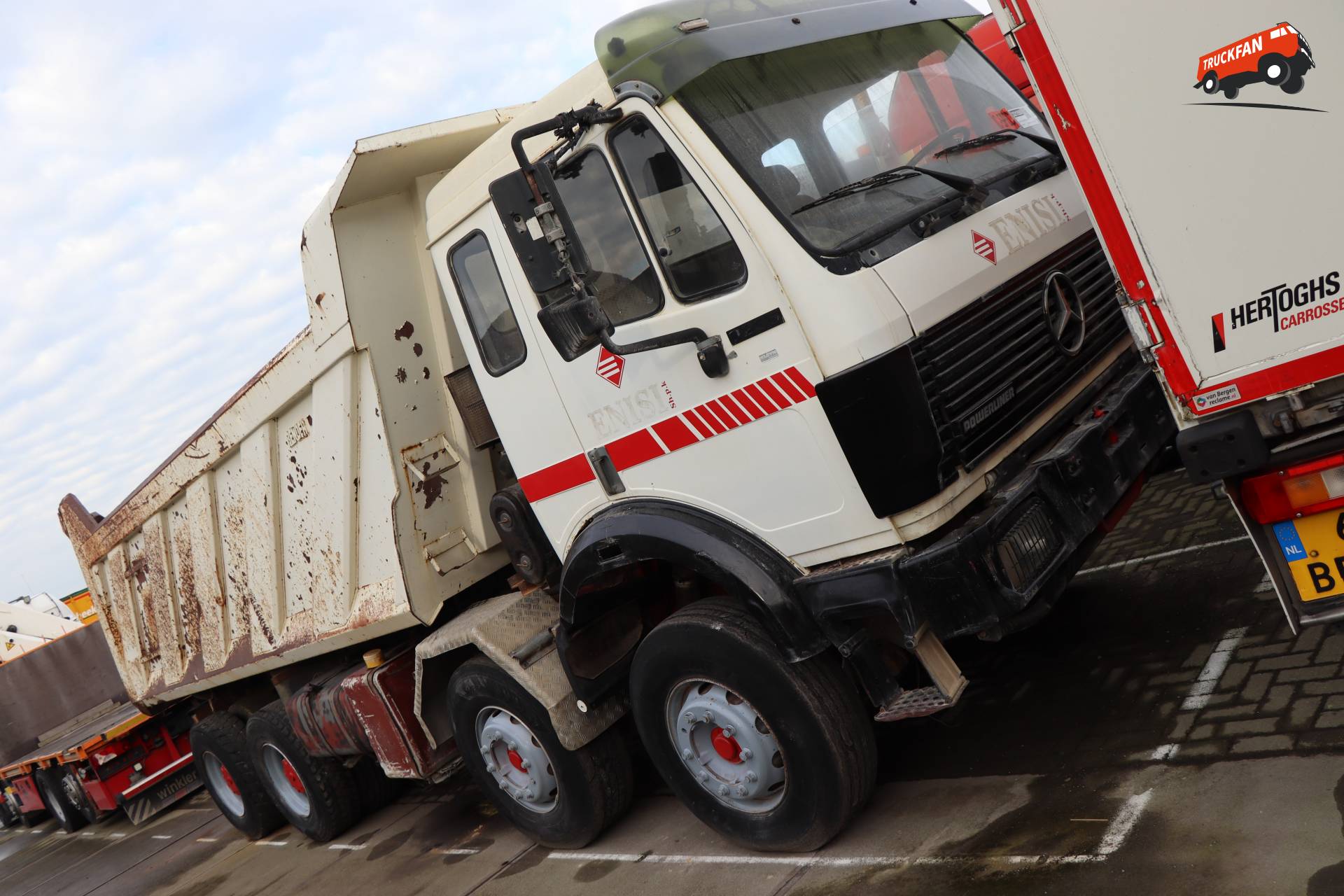 Robuuste Mercedes-Benz SK 3235 8x4 kipper uit de jaren 90