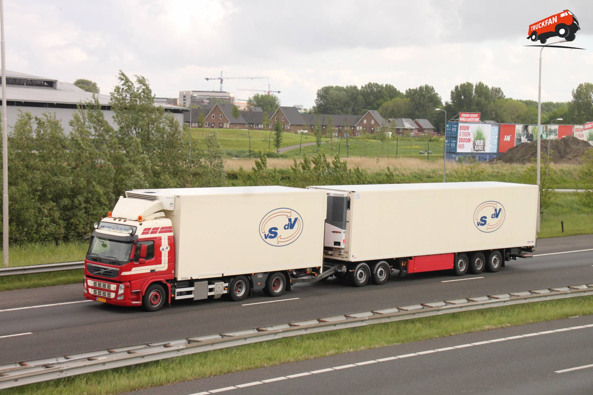 Volvo FM vrachtwagen in actie bij Van Straalen & De Vries