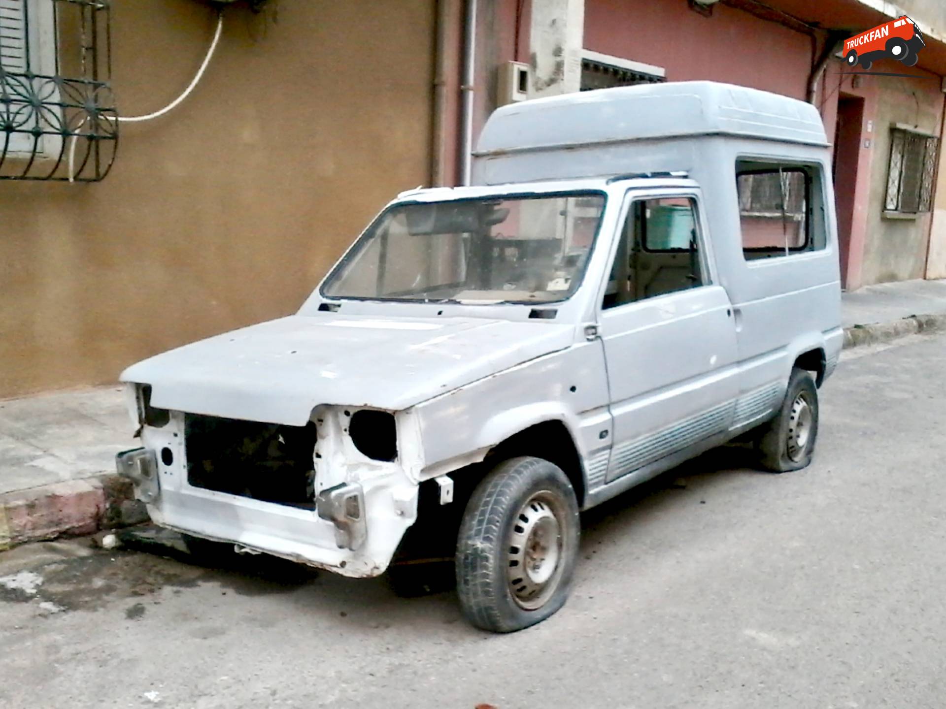 SEAT Terra op een zonnige Algerijnse weg in 2019