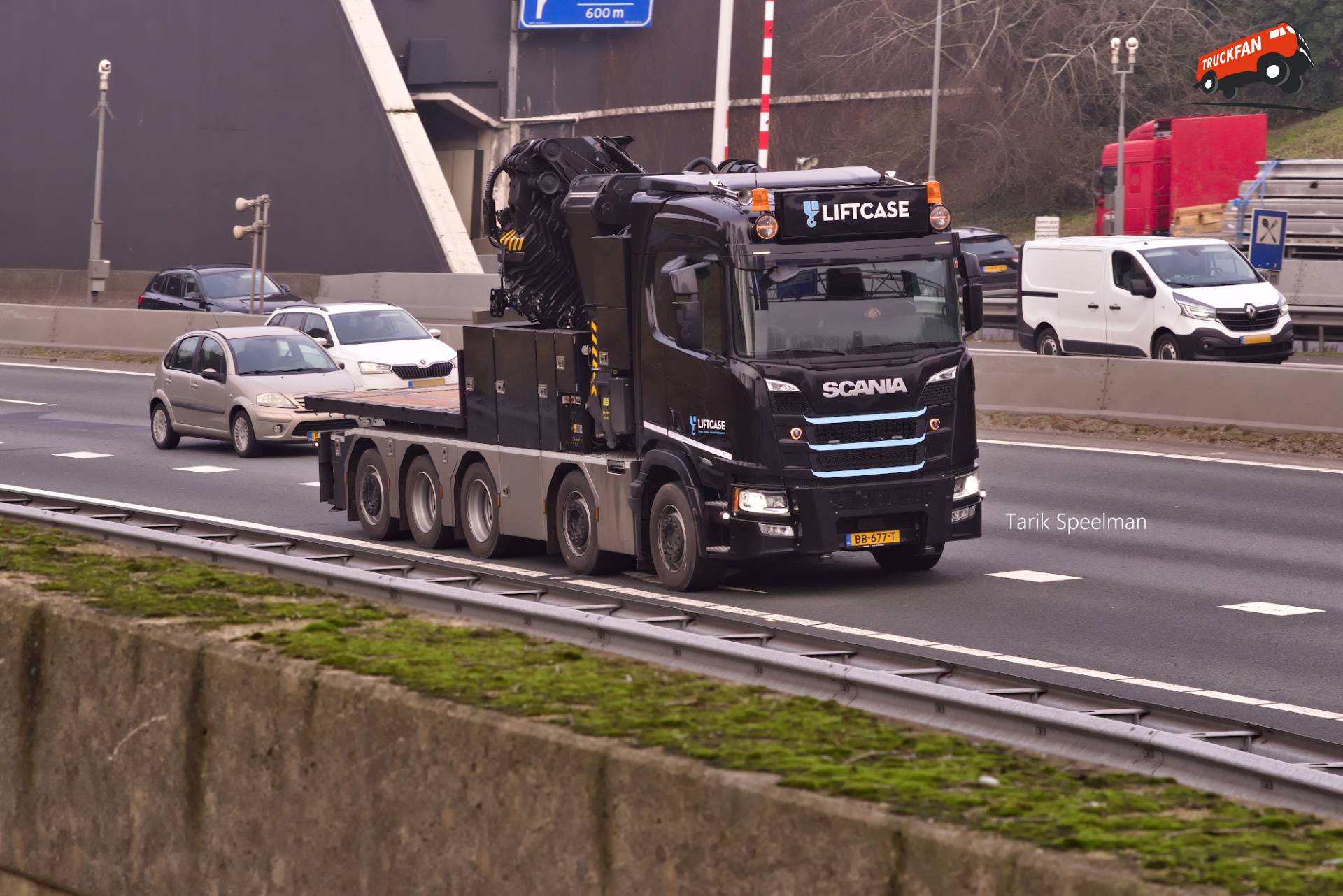 Scania R560 vrachtwagen van LIFTCASE op de A16