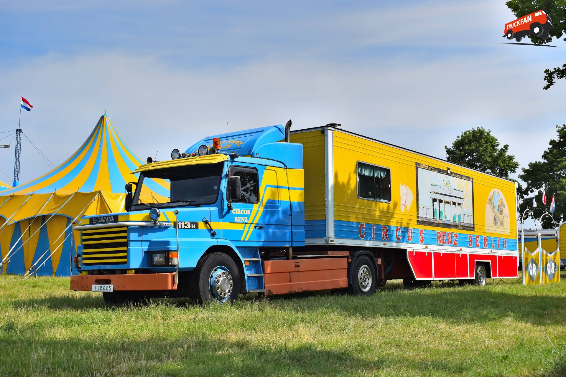 Scania T113H vrachtwagen bij Circus Renz Berlin in Klazienaveen