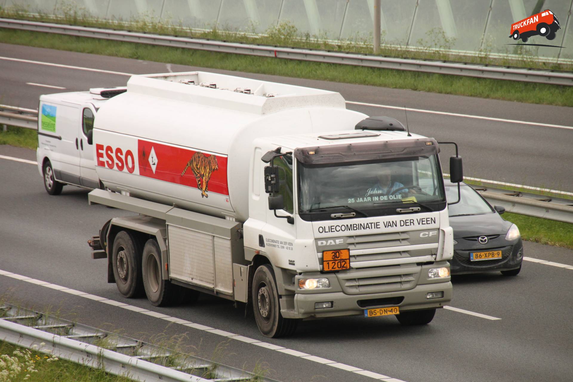 DAF CF75 vrachtwagen van van der Veen in actie
