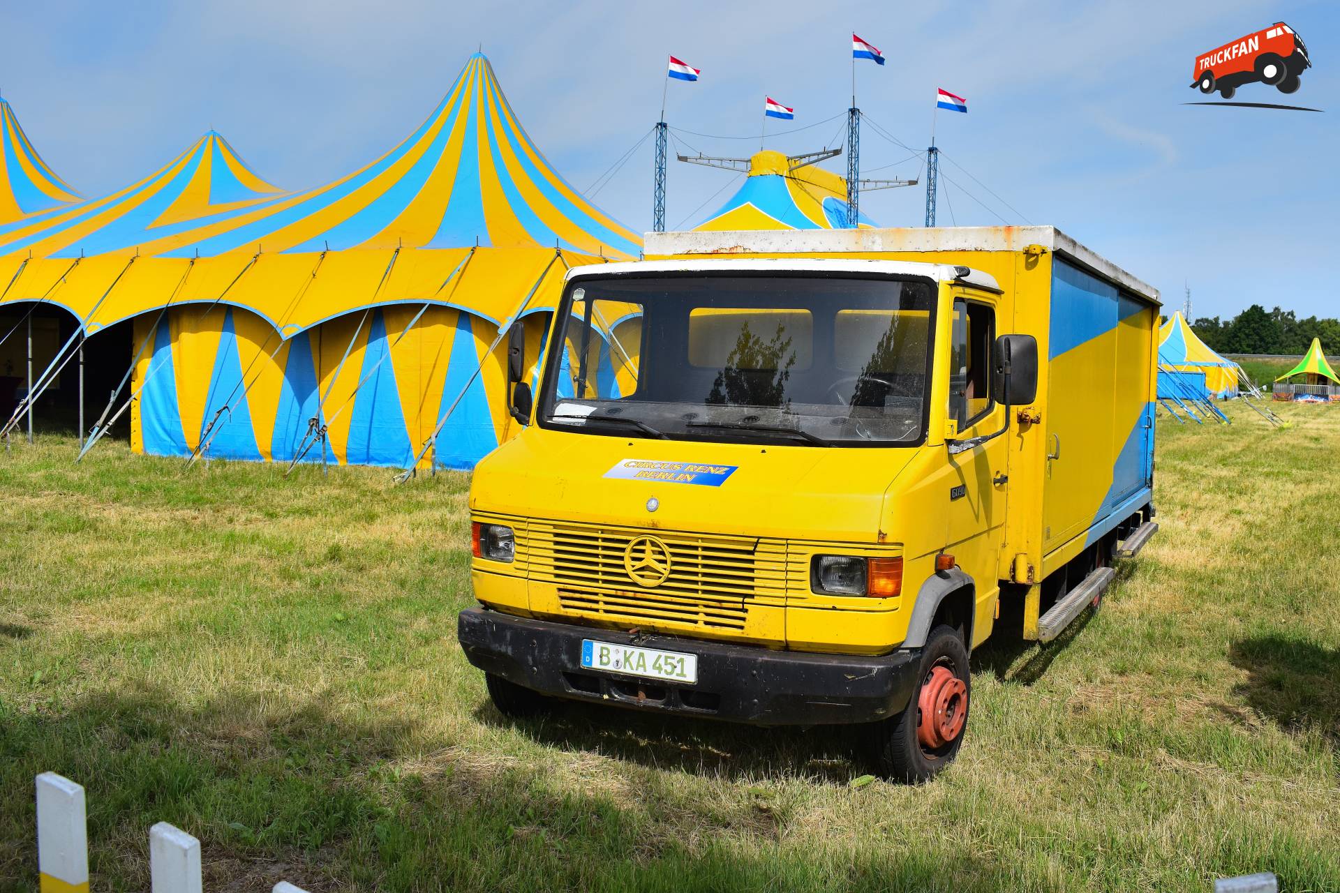 Mercedes Benz T2 vrachtwagen bij Circus Renz Berlin in Klazienaveen