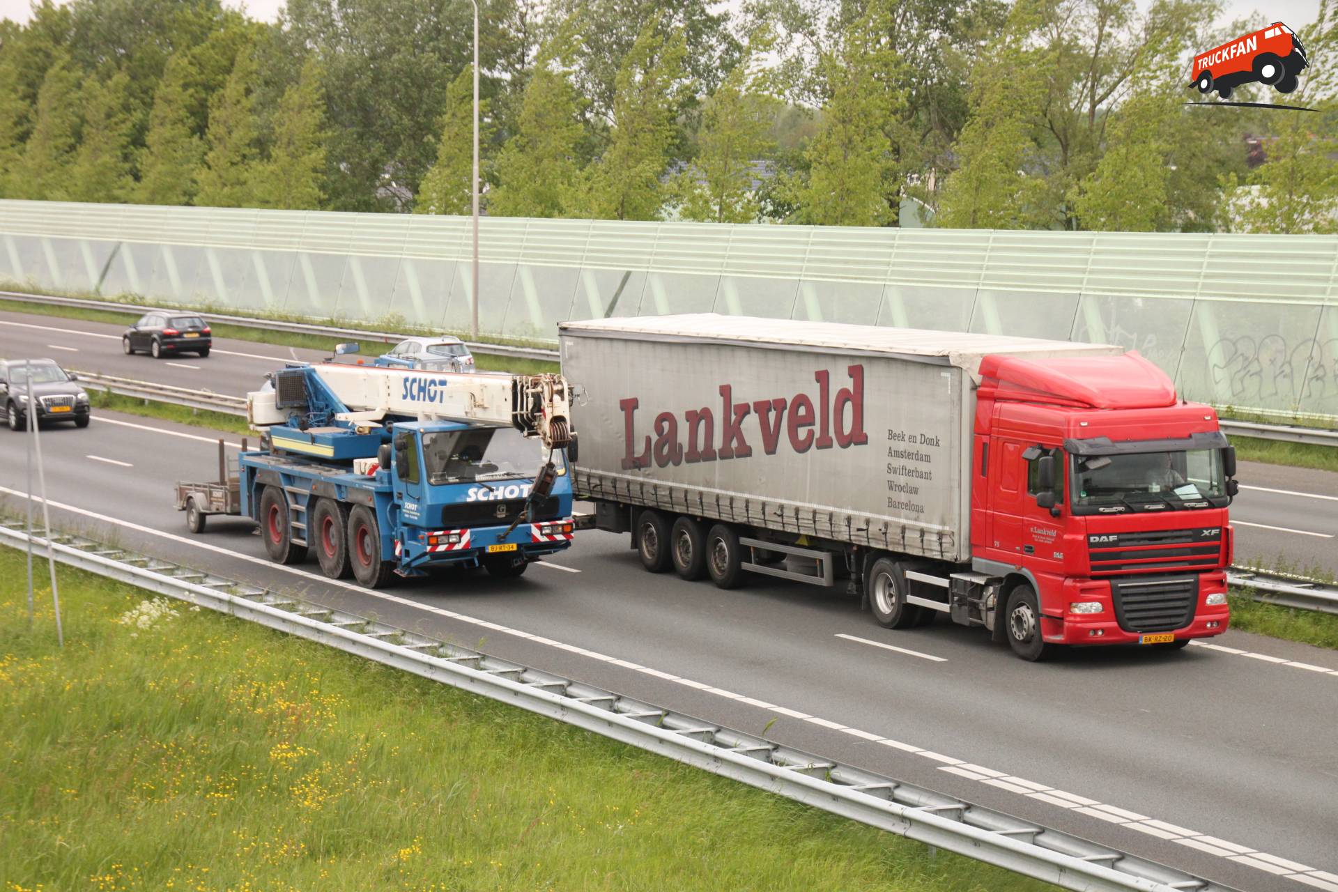 Grove GMK3050 hijskraan in actie bij Schot Verticaal Transport