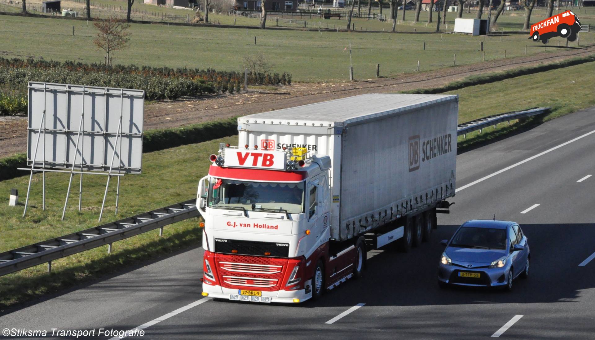 Volvo FM5 Enkelasser in VTB Transportkleuren met DB Schenker Oplegger