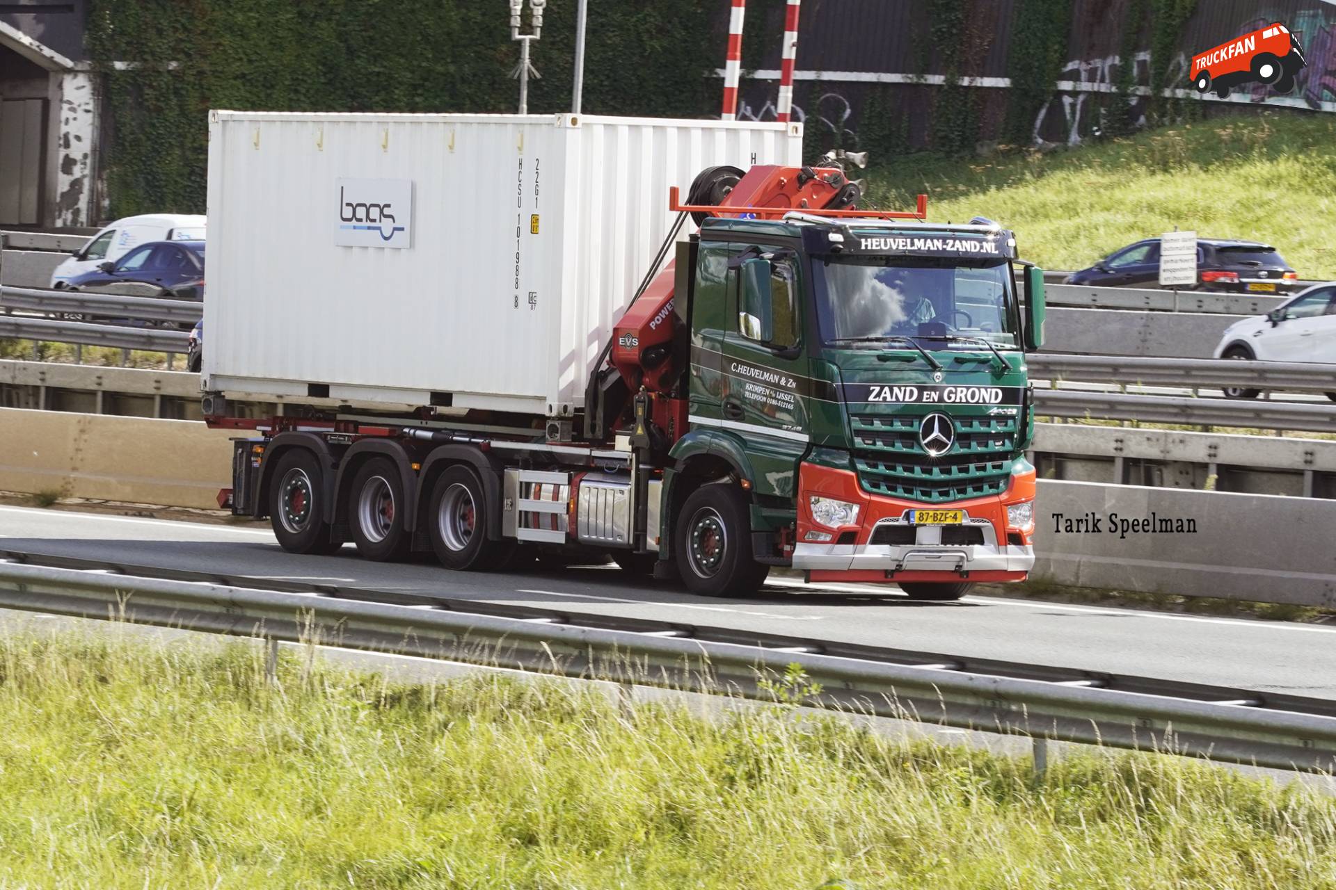 Mercedes-Benz Arocs containertruck op A16 bij C. Heuvelman