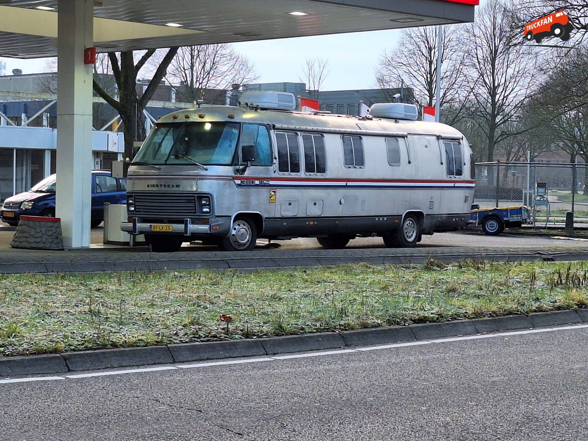 Airstream 310 Motorhome bij benzinepomp in Zutphen