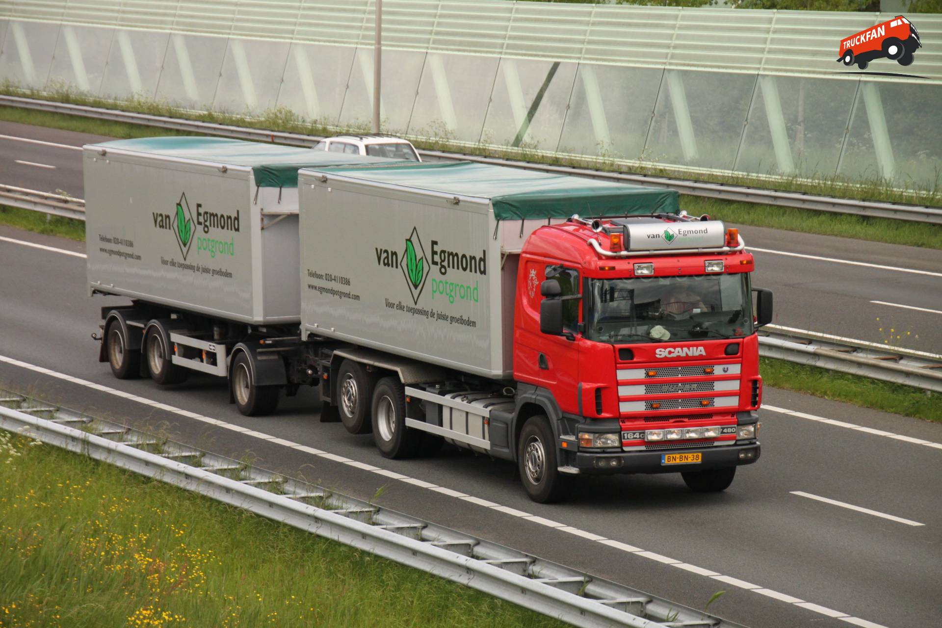Scania 164 vrachtwagen van Van Egmond Potgrond op 12 mei 2014