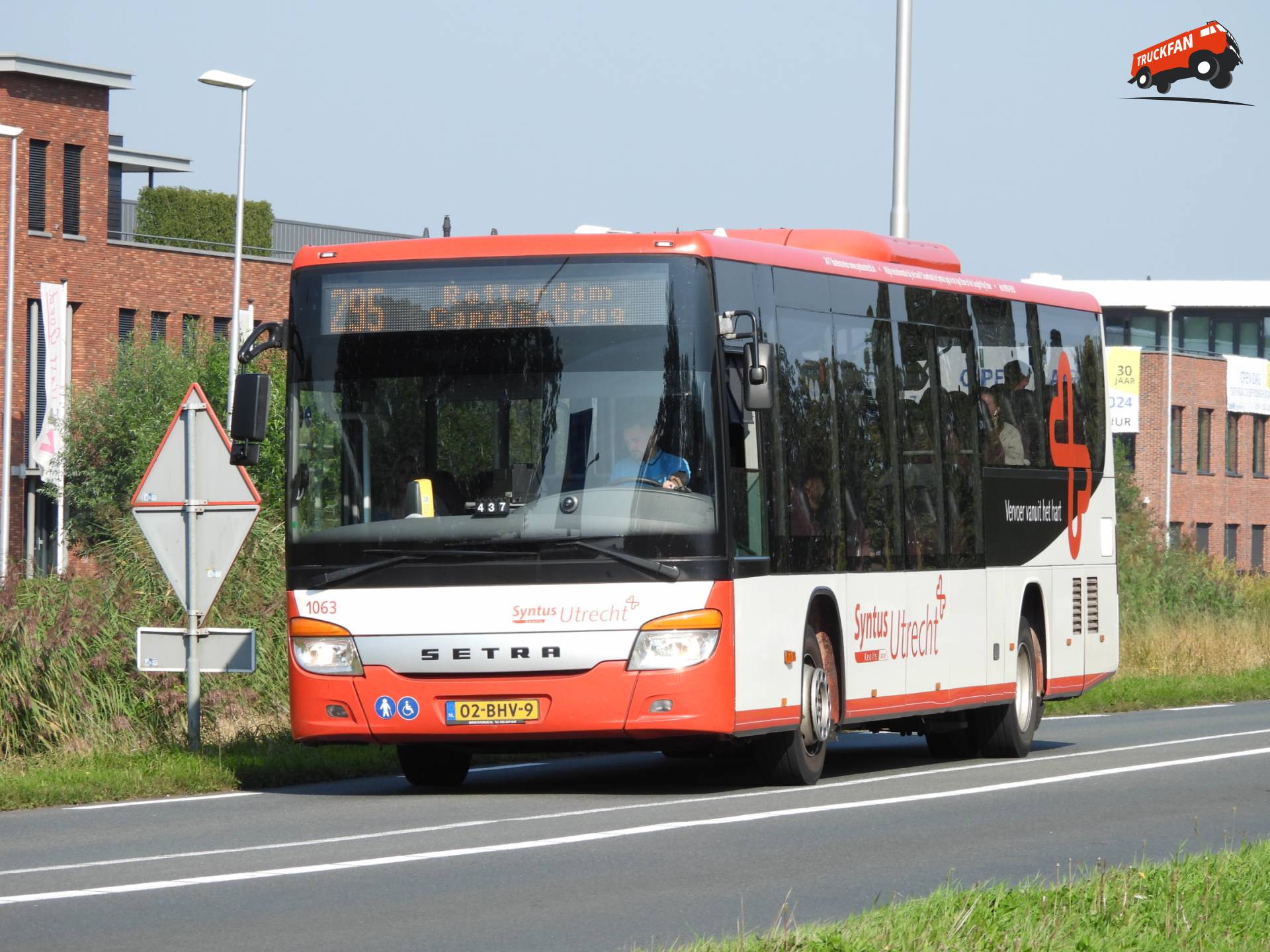 Syntus Utrecht 1063 (Setra S415LE) op N210 bij Schoonhoven – 18-09-2024