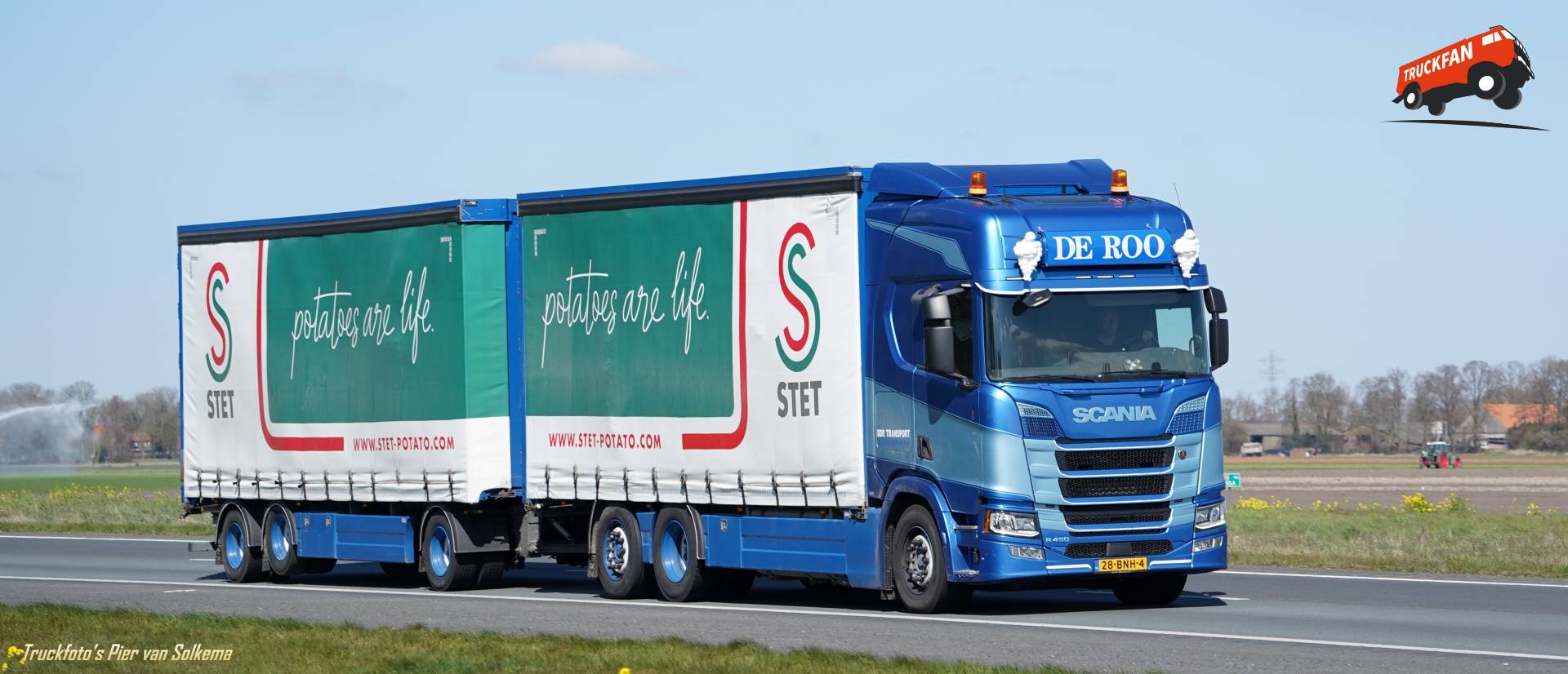 Scania R450 van De Roo op de A6 bij Lemsterhop