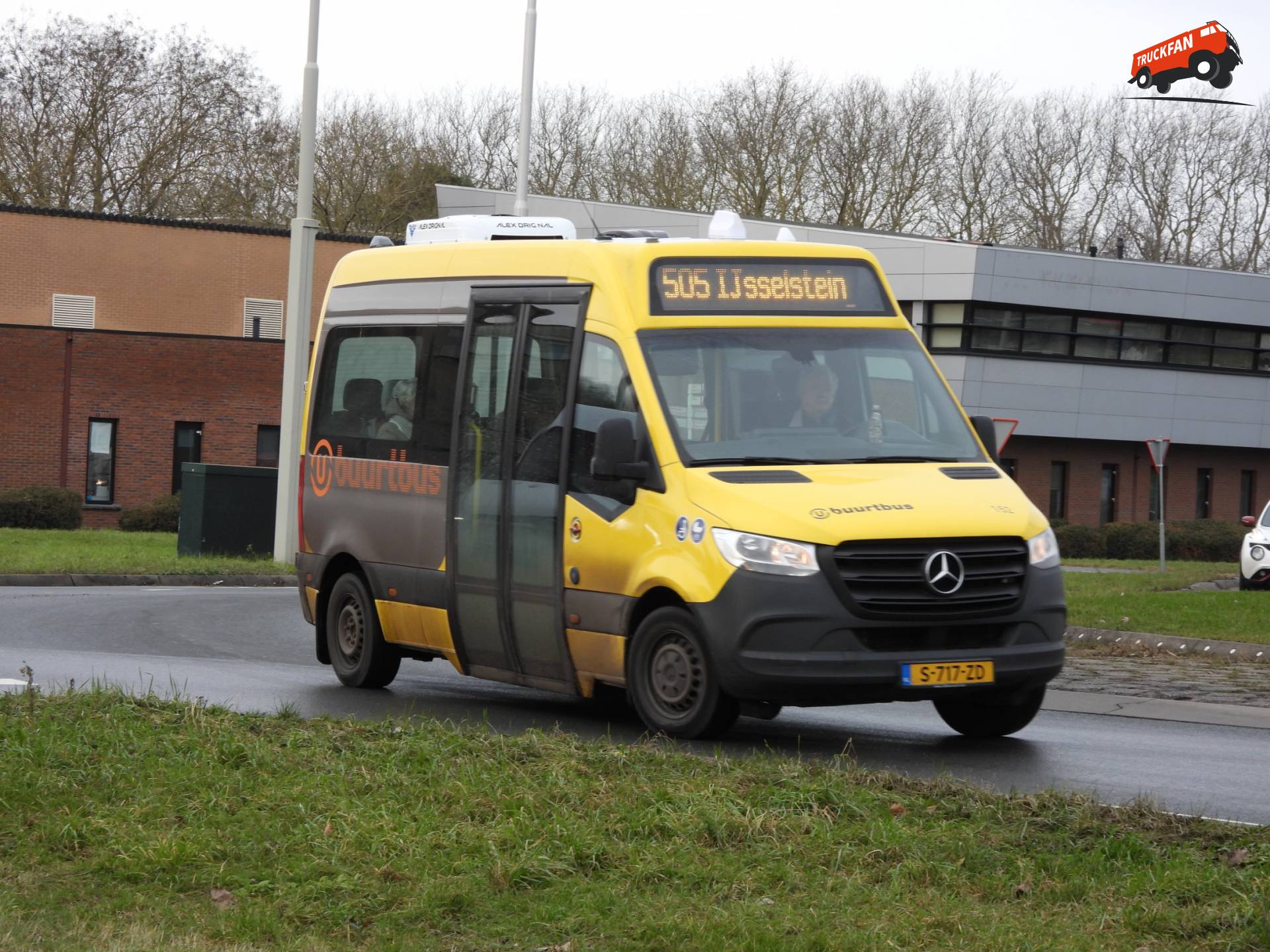Keolis 152 Mercedes-Benz Sprinter met VDL MidCity op Lopikerplein