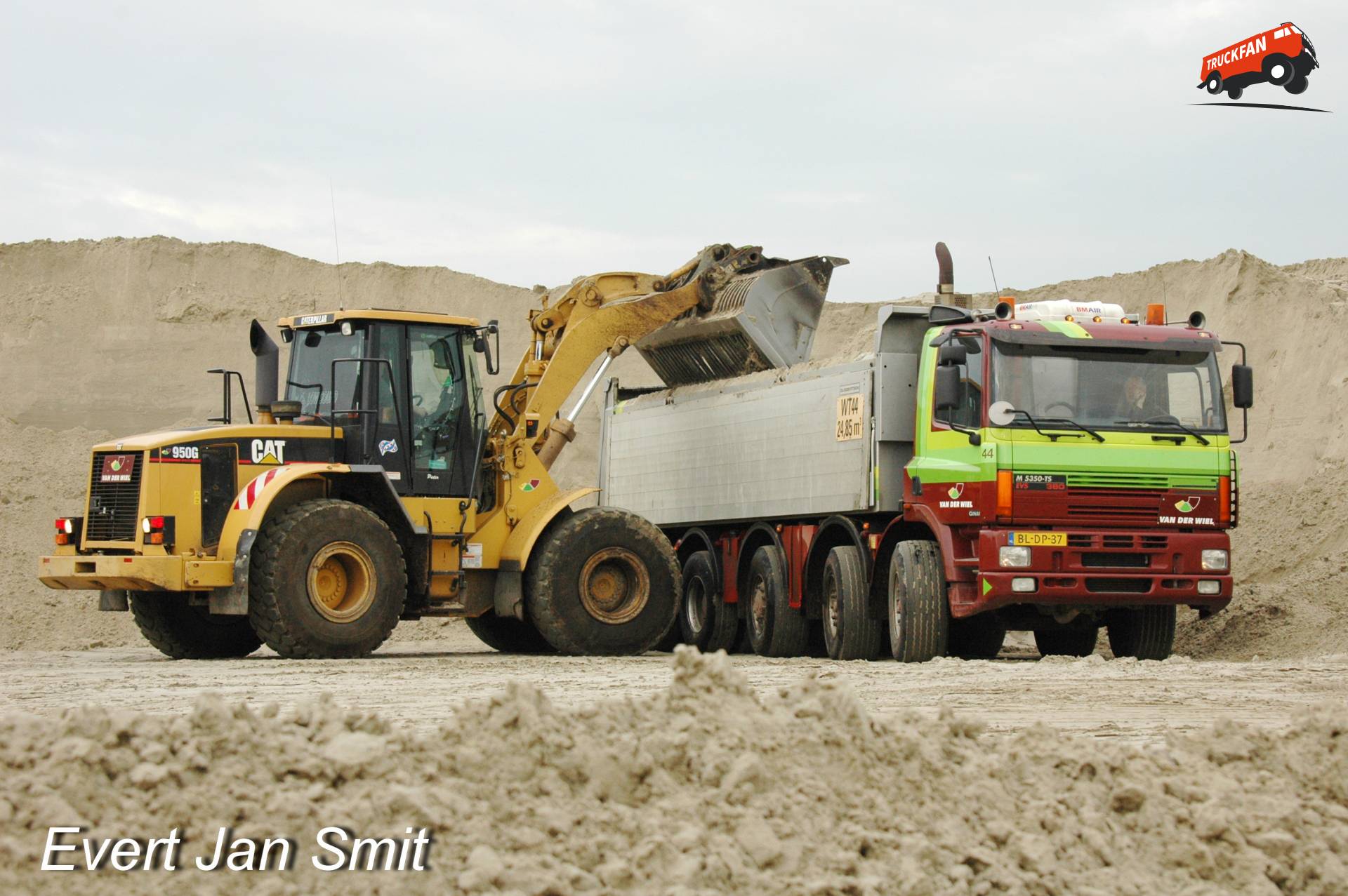 Auto 44 Ginaf 10x6 in zandput Nij Beets