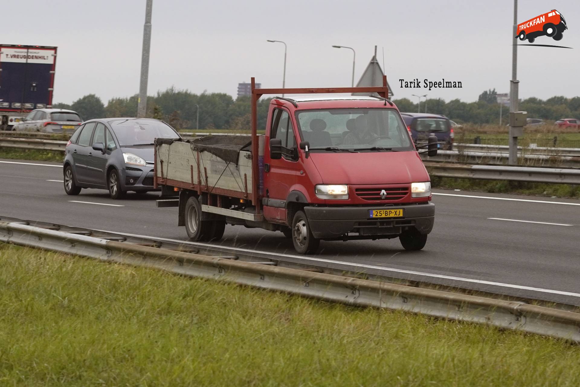 Renault Mascott 130-65 met open laadbak op A15 in Nederland