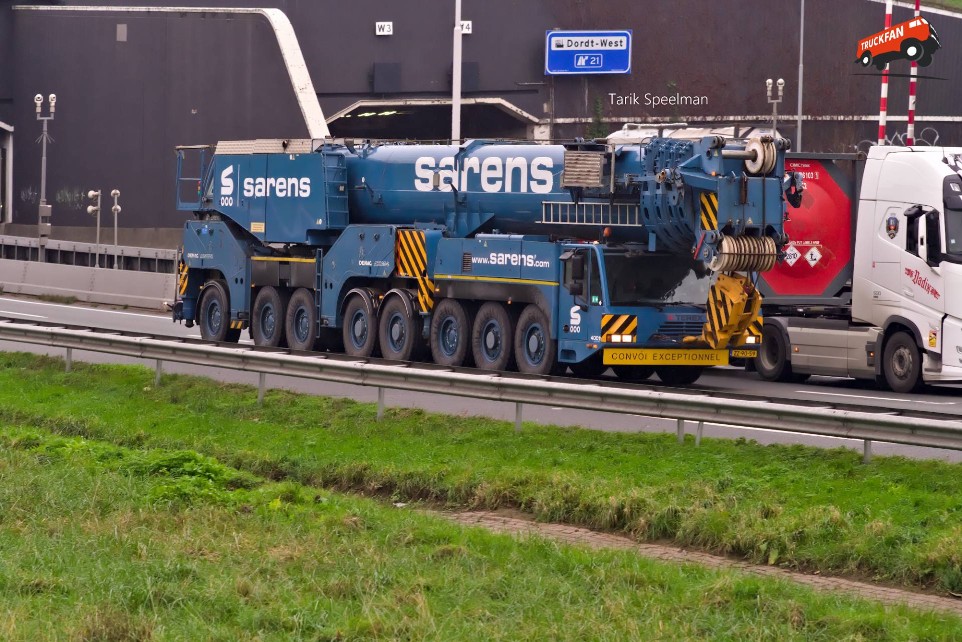 Gigantische Demag AC500 kraan op snelweg A16 bij Sarens Nederland
