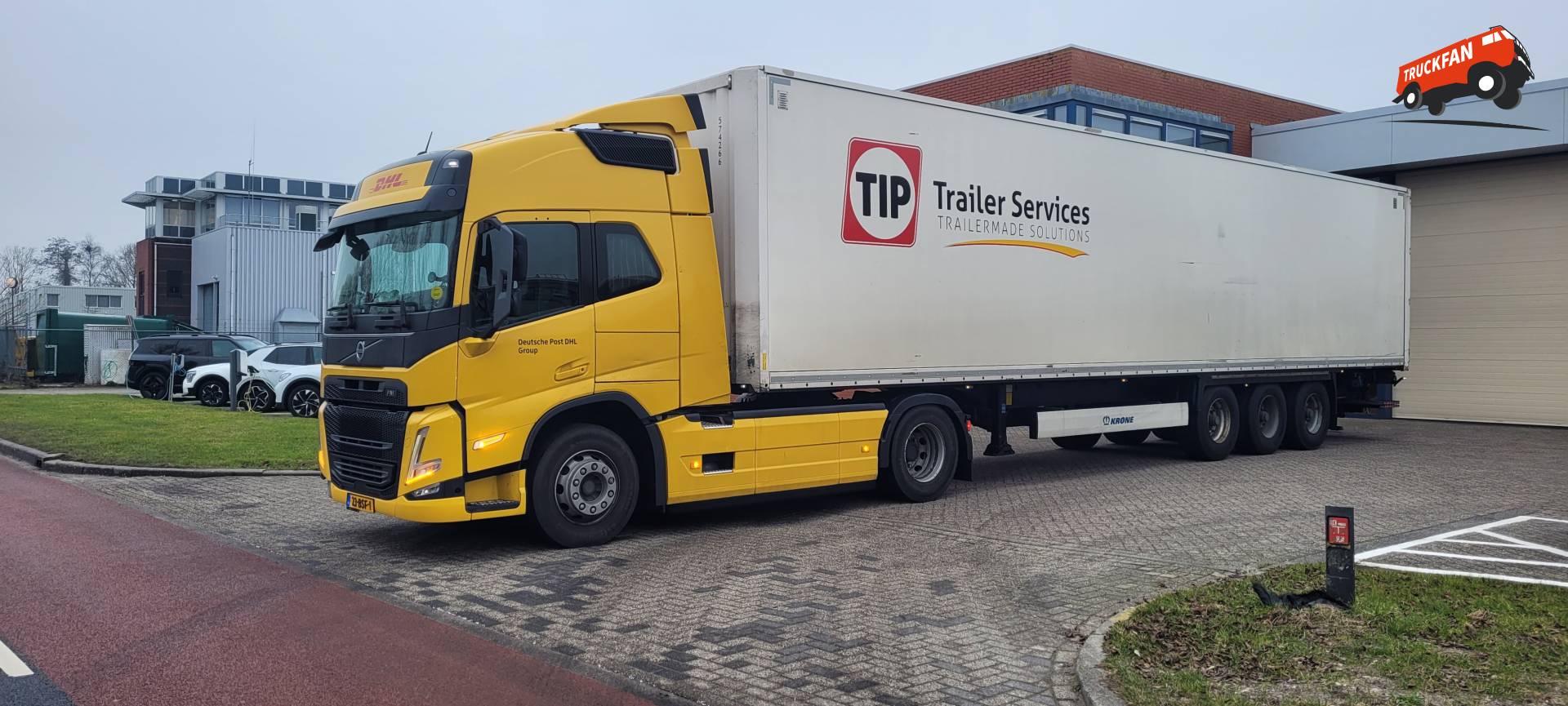 Volvo FM vrachtwagen van DHL op weg in Nederland