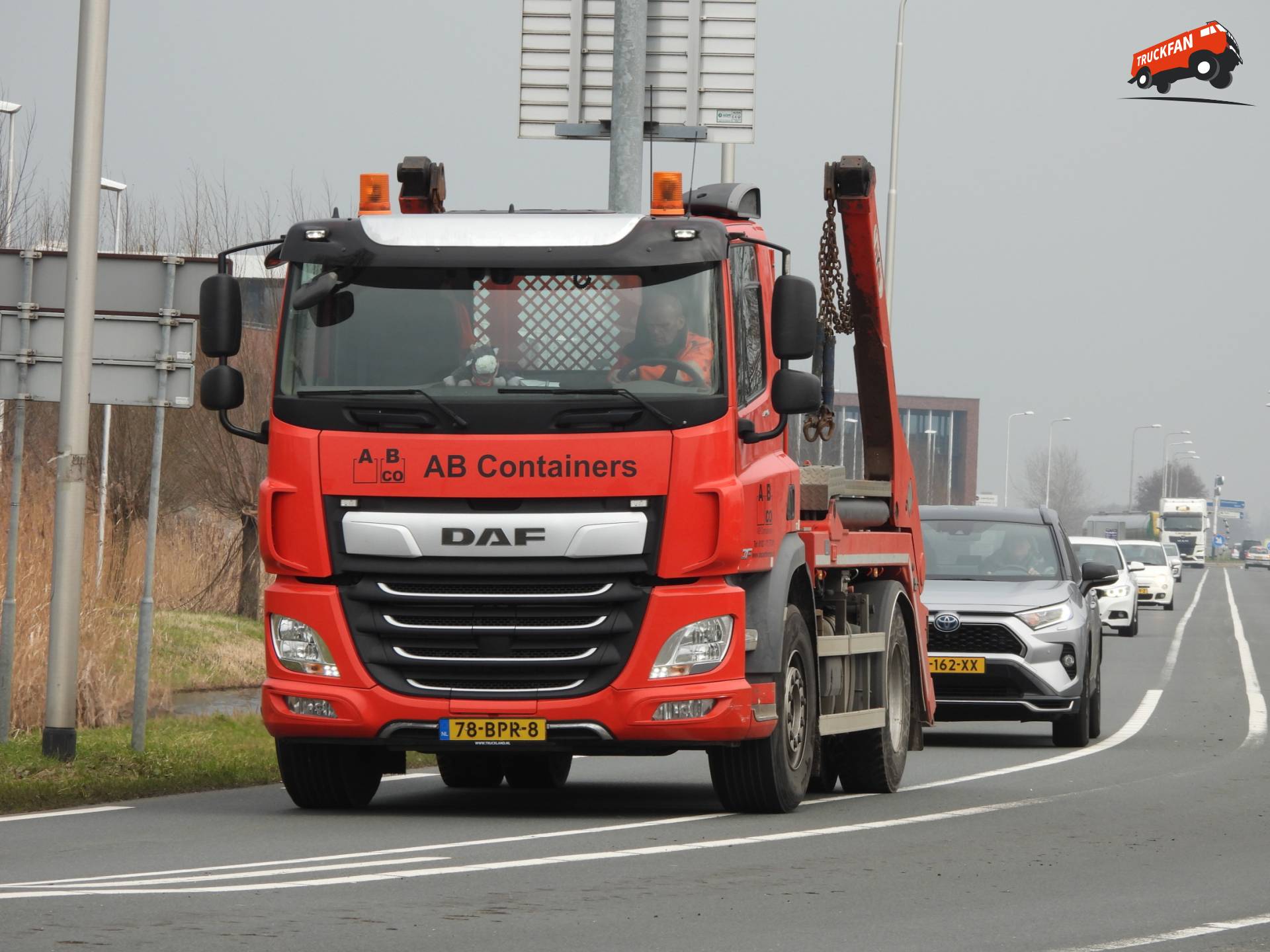 Moderne DAF CF 450 FA van AB CONTAINERS B.V. op de N210