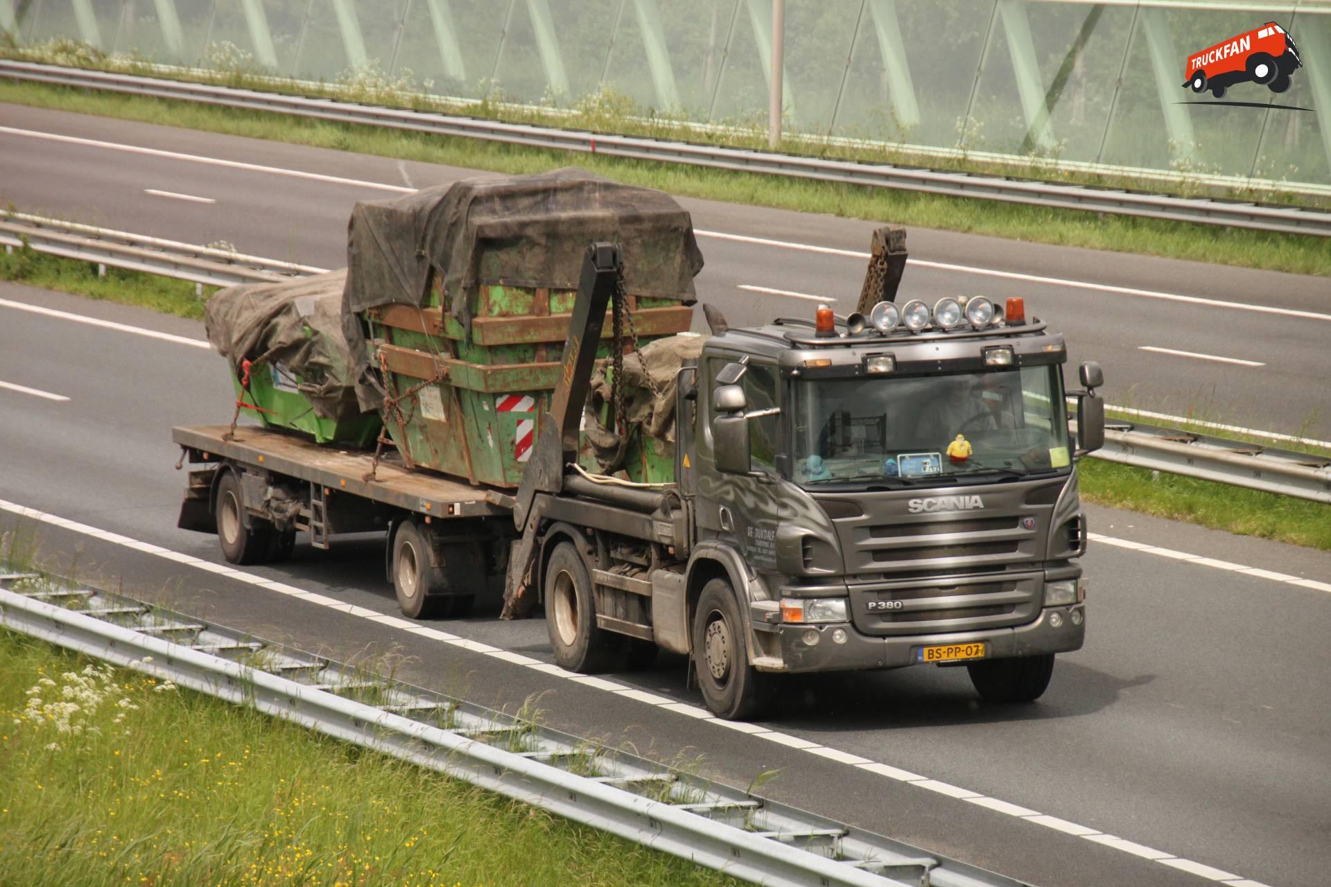 Scania P380 vrachtwagen bij De Dukdalf Transport