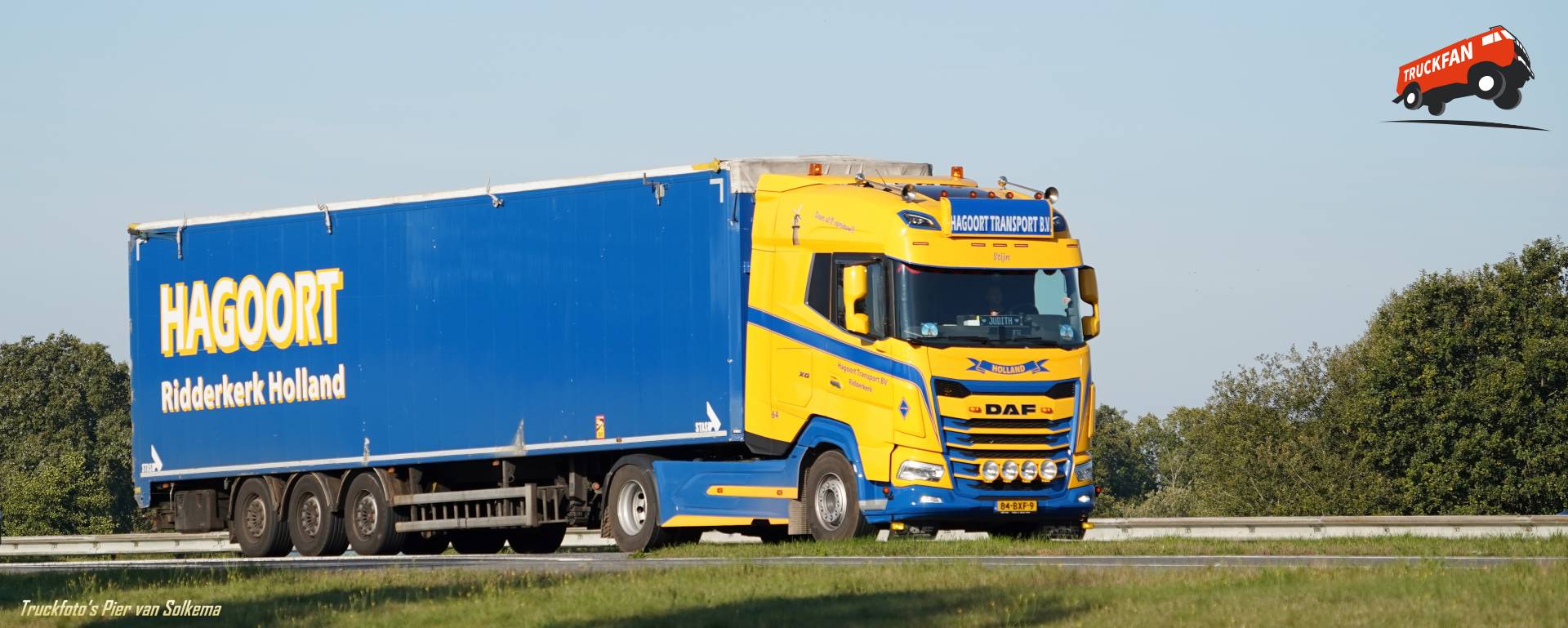 DAF XG vrachtwagen met gesloten opbouw