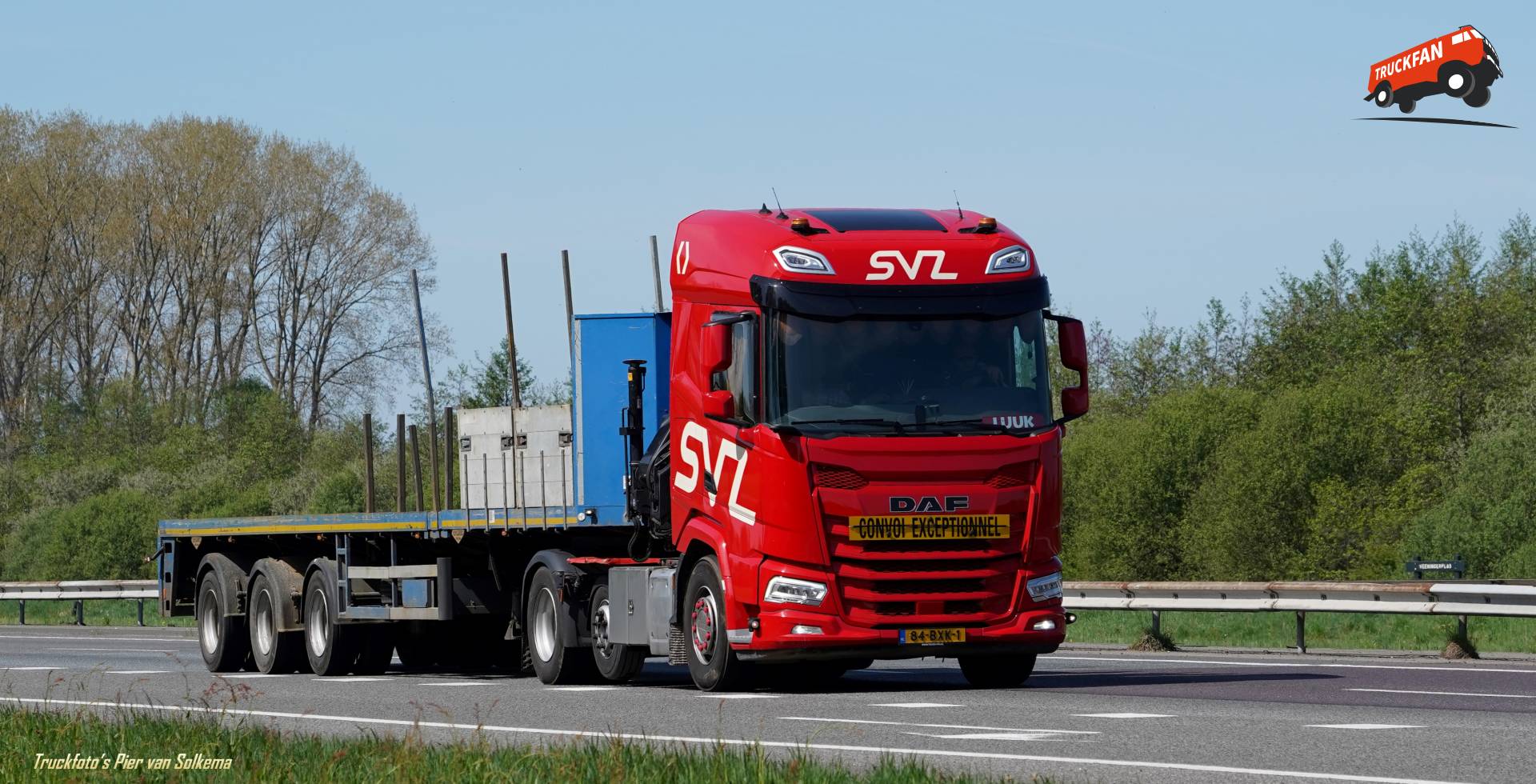 DAF XF vrachtwagen van SVZ op A28 bij Veeningen