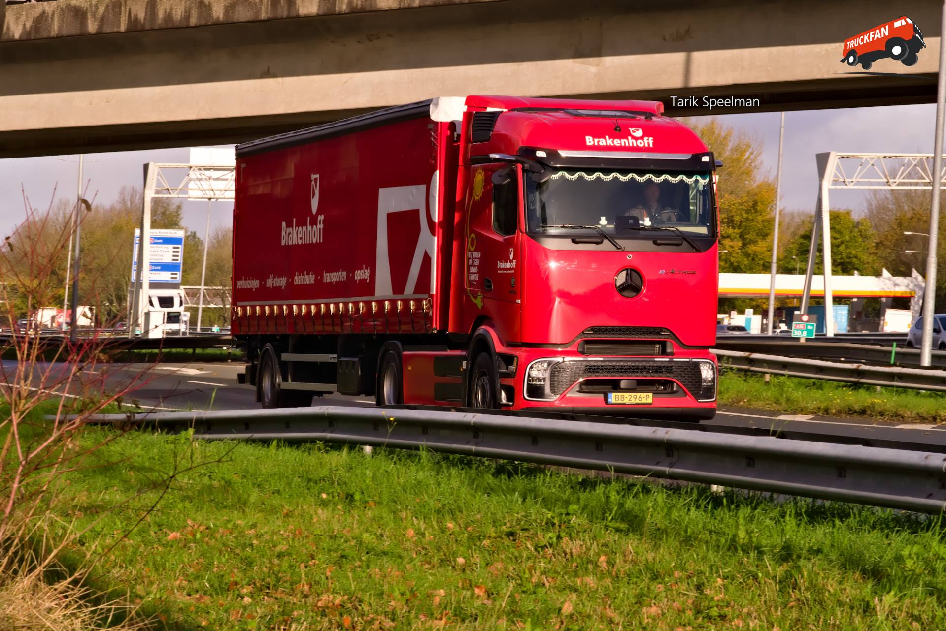 Elektrische Mercedes-Benz eActros op de A16 bij Brakenhoff