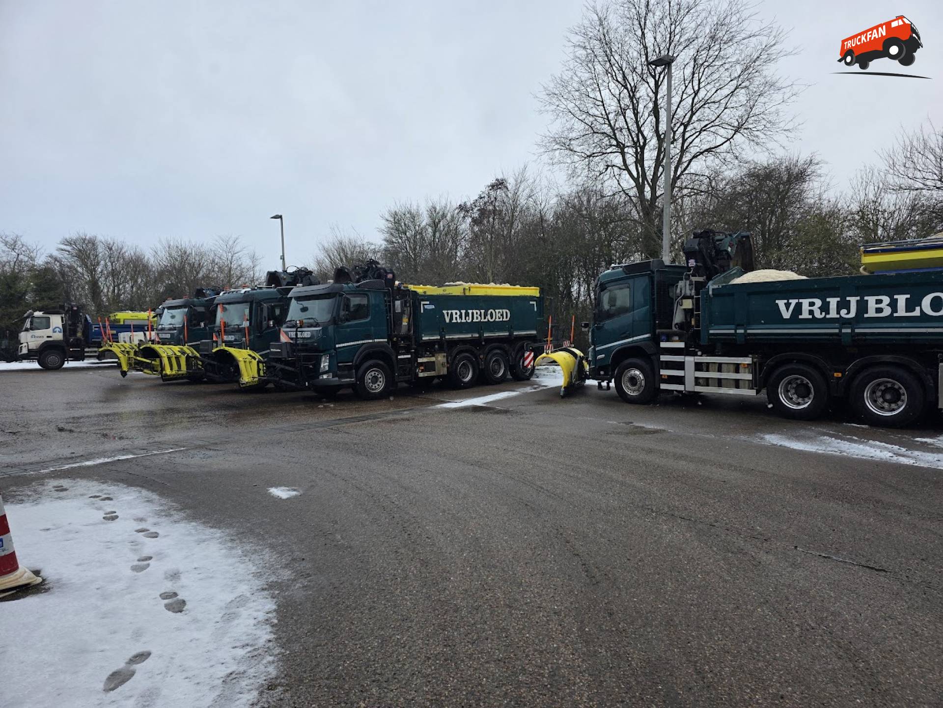 Vijf Volvo's wachten bij strooipunt 'De Stolpen' in de sneeuw