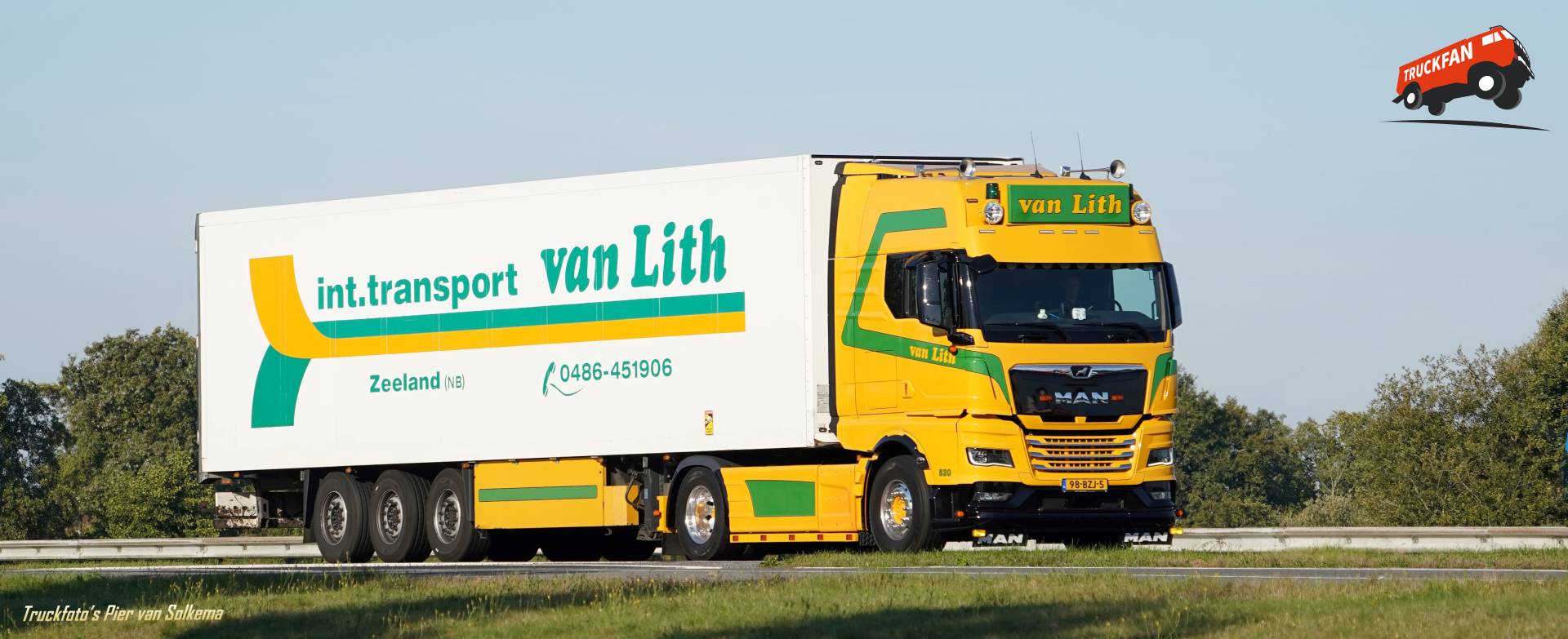 MAN TGX vrachtwagen bij A28 Veeningen