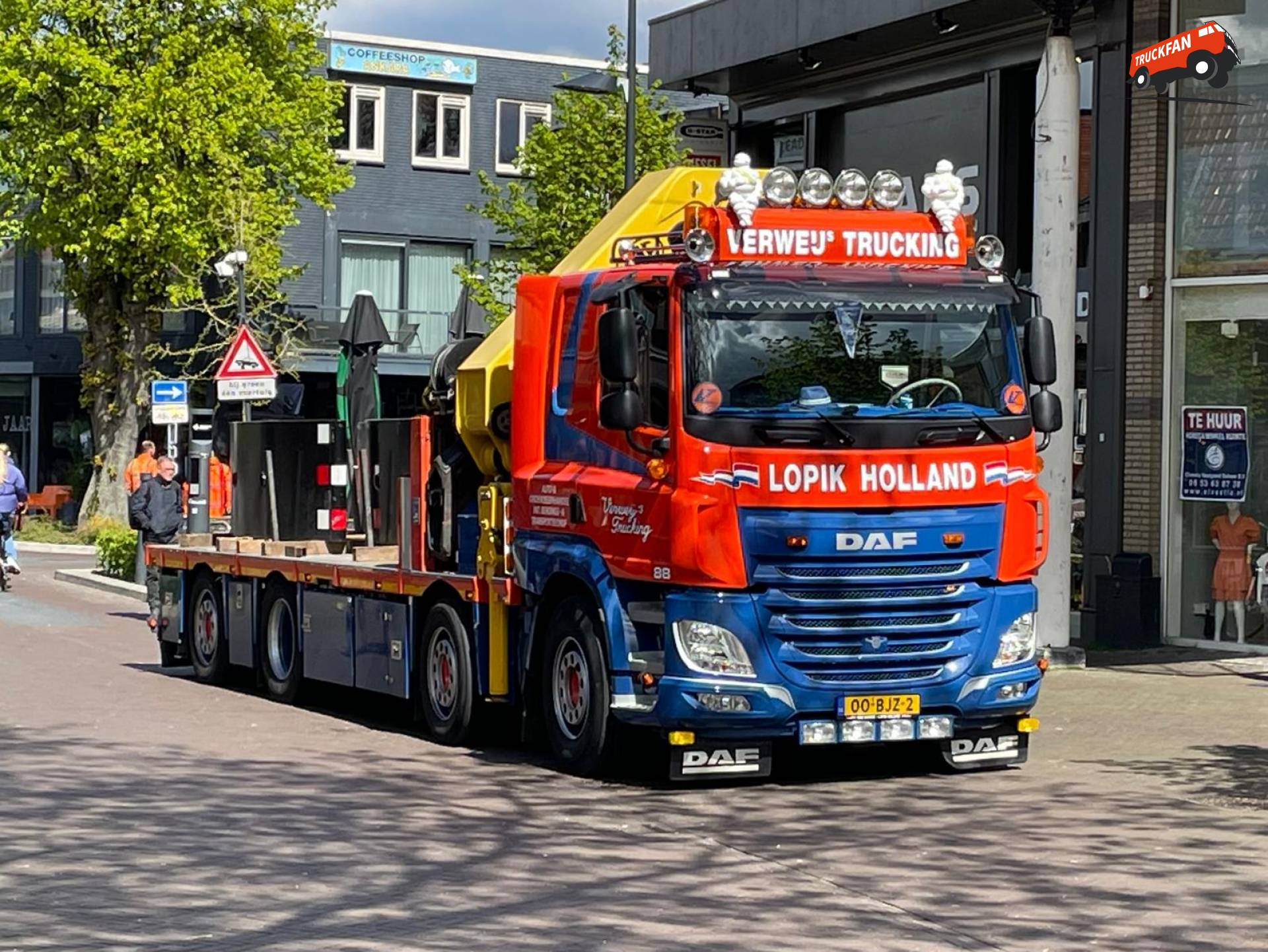 DAF CF vrachtwagen van Verweij Trucking in Emmen