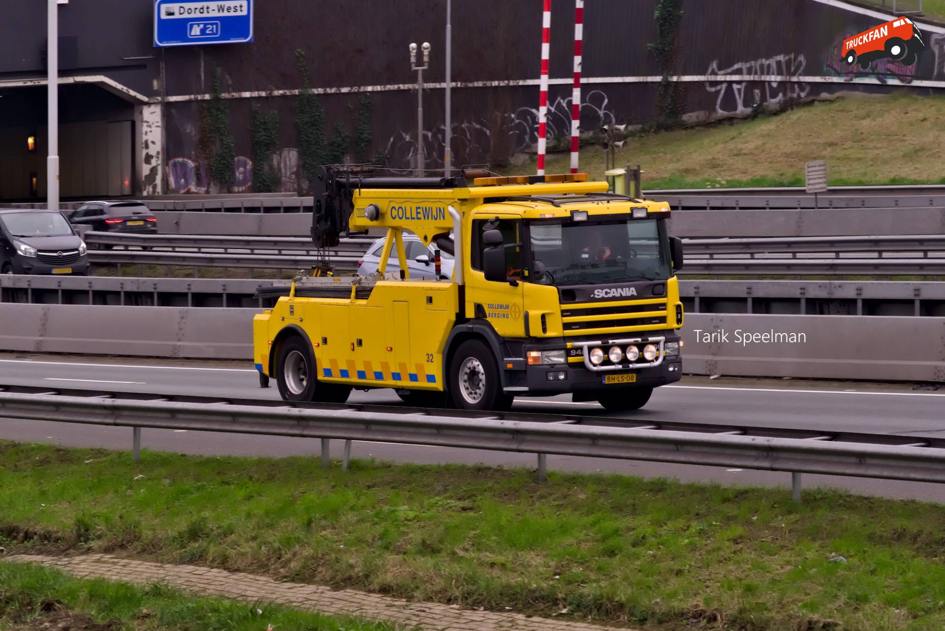 Scania 94P van Collewijn Transport op de A16