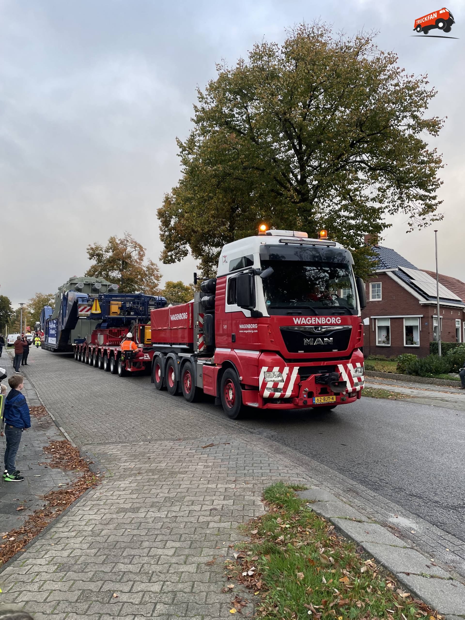 Wagenborg transporteer transformator van Veendam naar Ter Apel