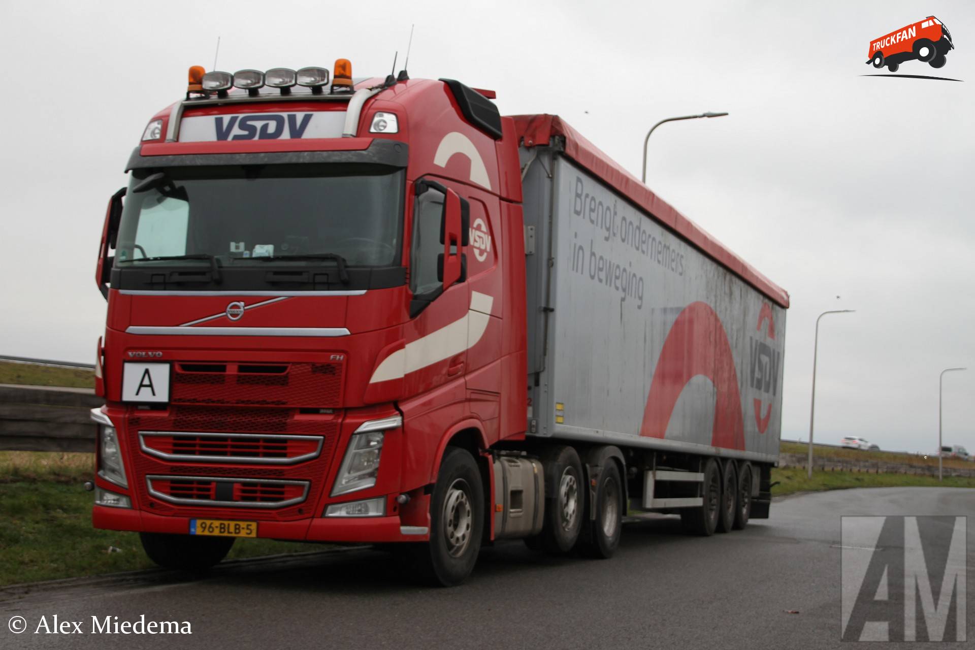 Volvo FH Truck In Steenwijk Met Kraker Trailer