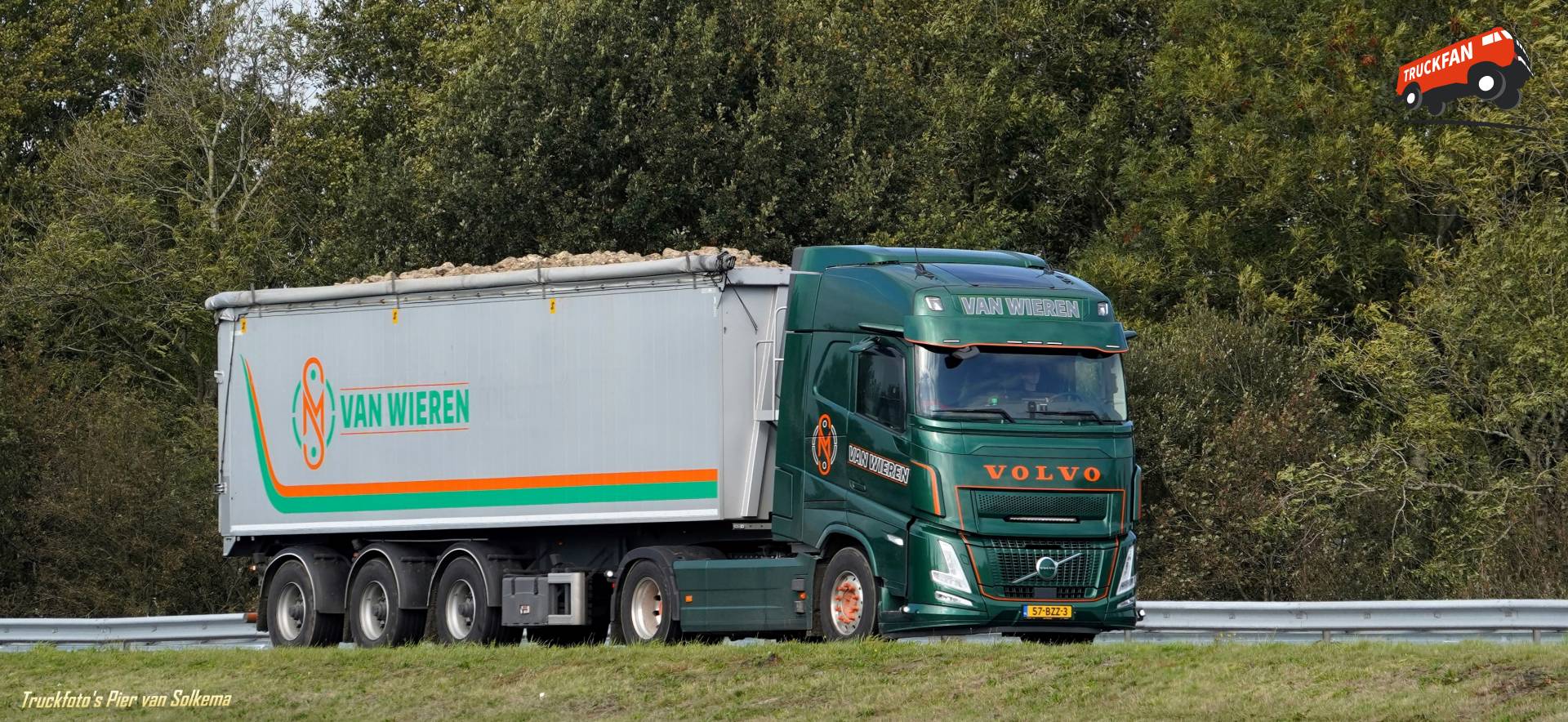 Volvo FH Aero Kipper op de A7 bij Sneek