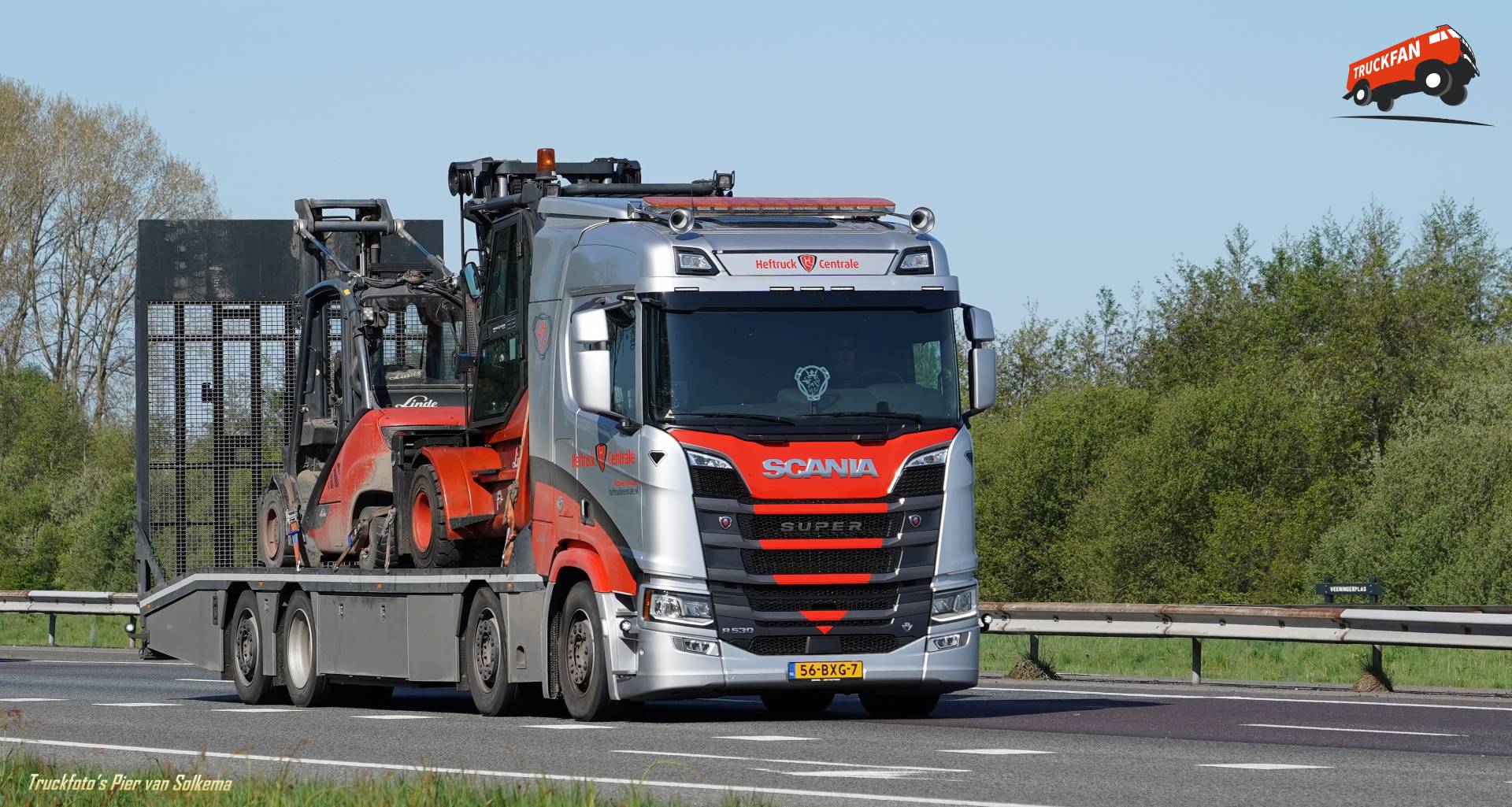 Scania R530 vrachtwagen bij Heftruck Centrale op A28 Veeningen