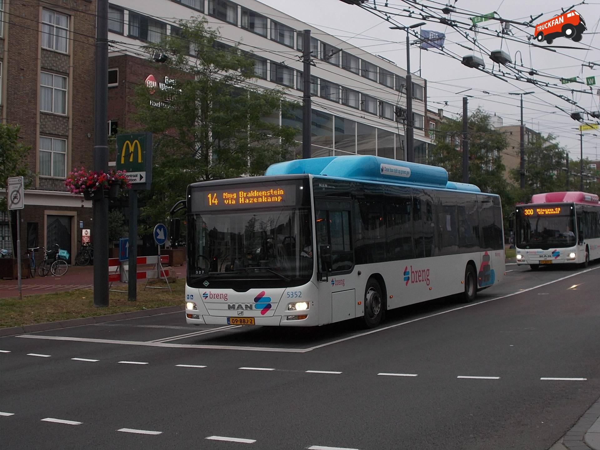 Breng 5352 bus op Stationsplein in Arnhem.