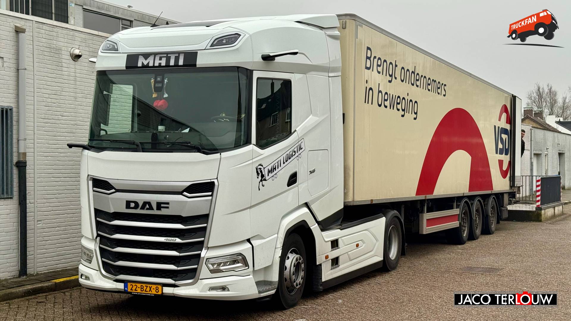 DAF XG vrachtwagen van SVZ Transport bij Lidl Roosendaal